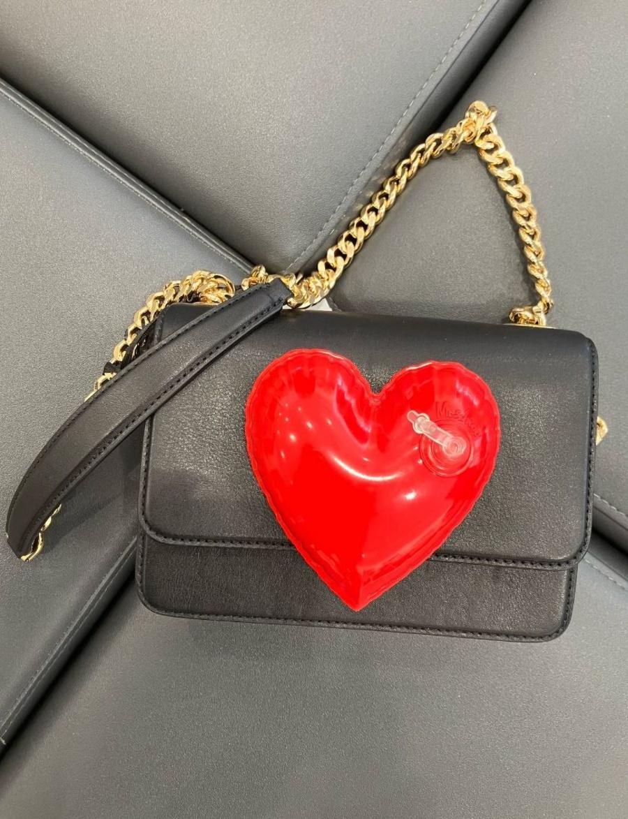 SS23 Moschino Couture Jeremy Scott Baie en cuir noir avec cœur rouge gonflable en vente 2