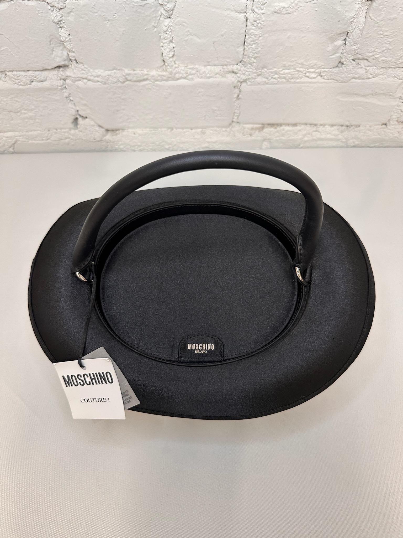 *Deadstock Rare item!*
MOSCHINO COUTURE

Black Top Hat Shaped Handbag

SS23 Collection by Jeremy Scott


SUPER CUTE!

100% Authentic!!!



Condition: Brand new with tags, original Moschino dust bag included

Color: Black

Pattern: Solid

Material: