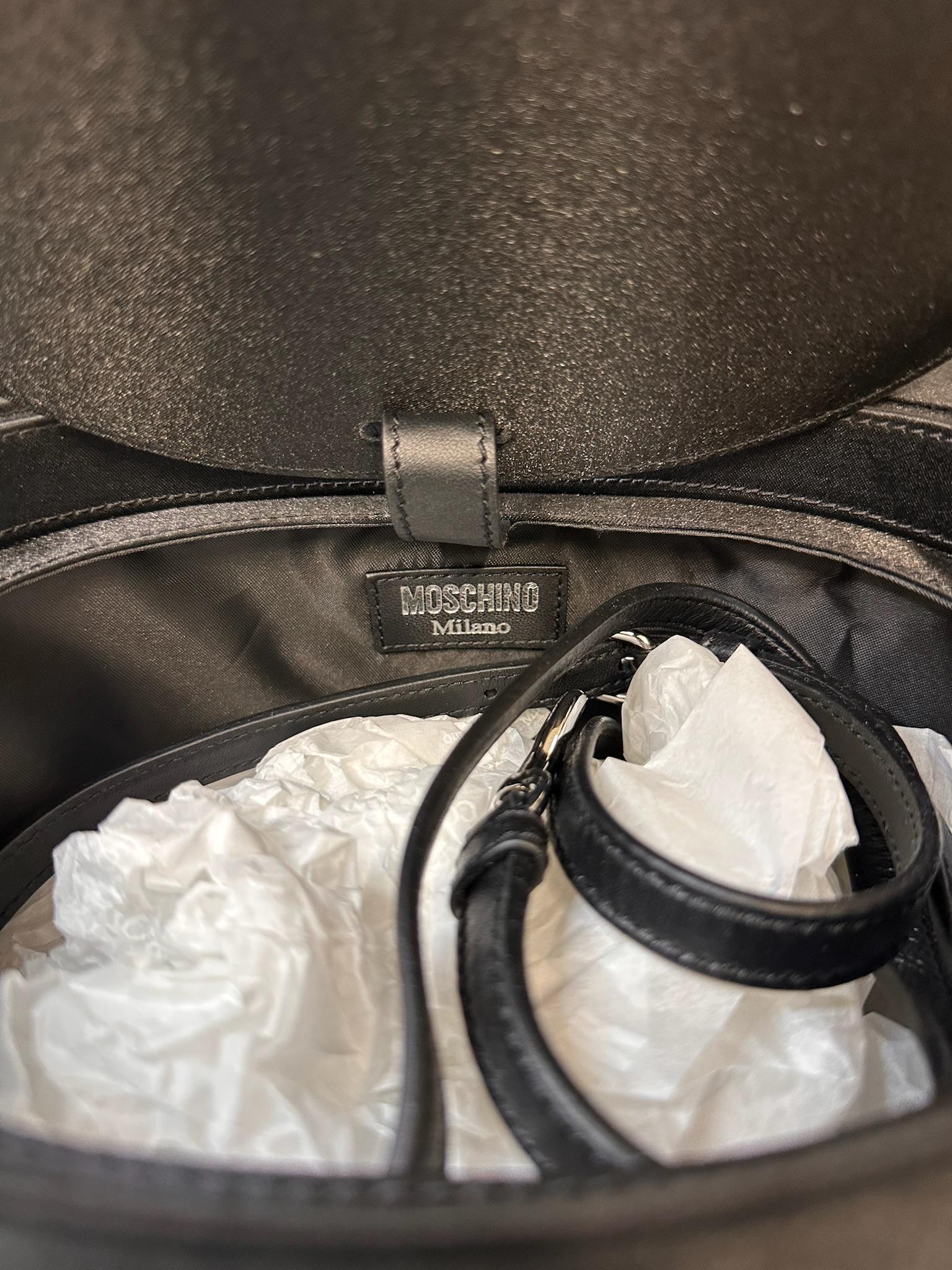 SS23 MOSCHINO Couture Jeremy Scott Black Round Top Fedora Hat Shaped Handbag im Zustand „Neu“ im Angebot in Los Angeles, CA