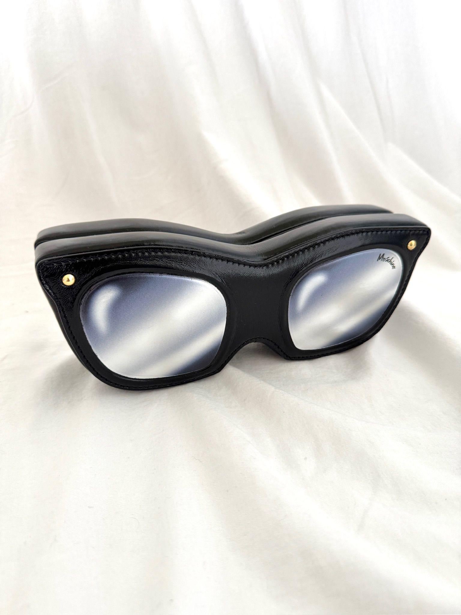 *Deadstock Rare Item!*
MOSCHINO COUTURE

Sunglasses Shaped Bag

SS23 collection by Jeremy Scott

MSRP $995+tax!

SUPER CUTE!

100% Authentic!!!


Condition: Brand new with tags, original Moschino dust bag included

Color: Black, Clear

Pattern: