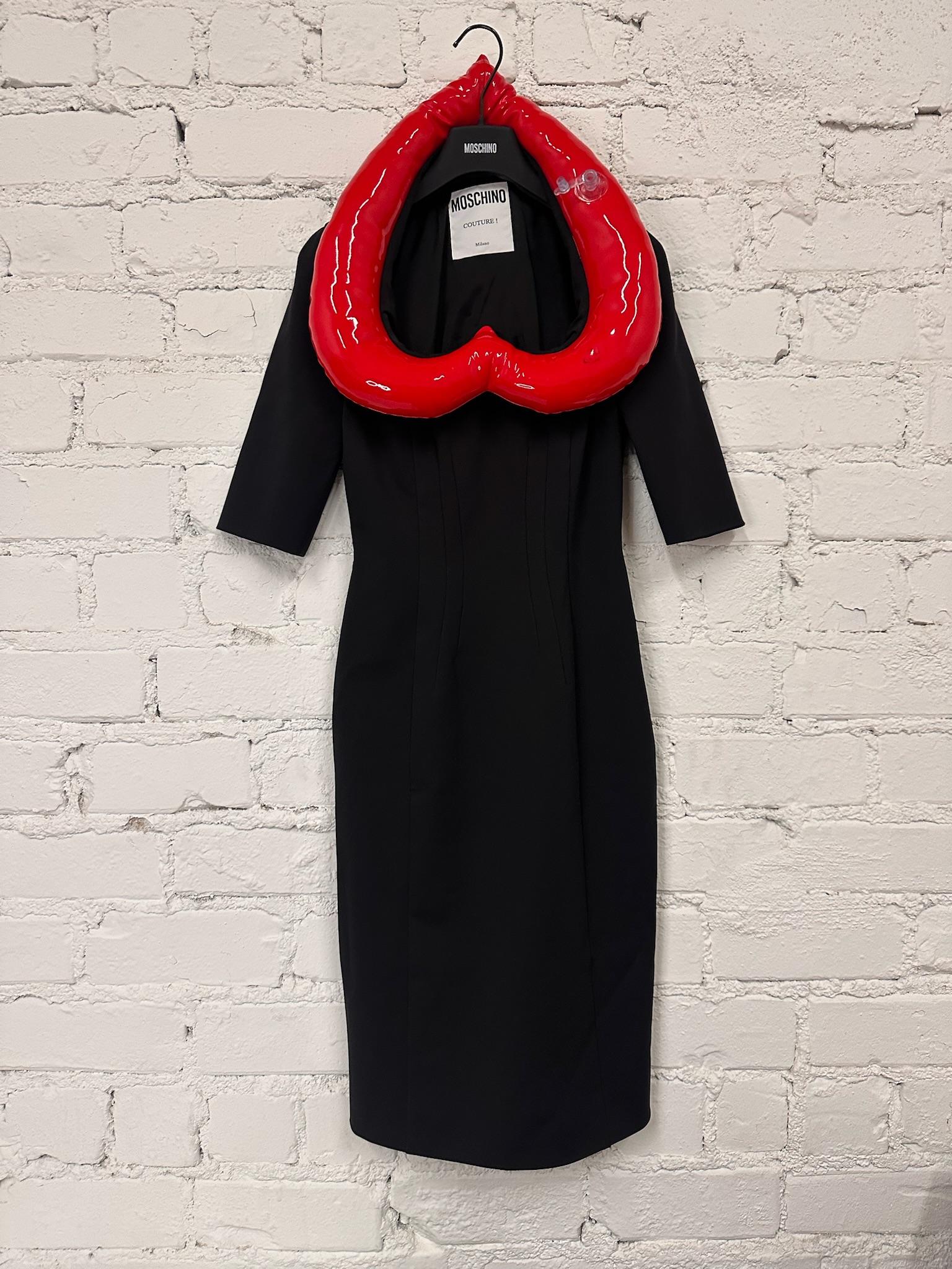 Super rare!
Moschino Couture
Inflatable Heart on Neckline Black Dress
SS23 collection by Jeremy Scott




100% Authentic!!!

MSRP: $1,395



Condition: New with tags

Color: Black, Red

Size: IT 40 / US 6

Pattern: With inflatable heart on
