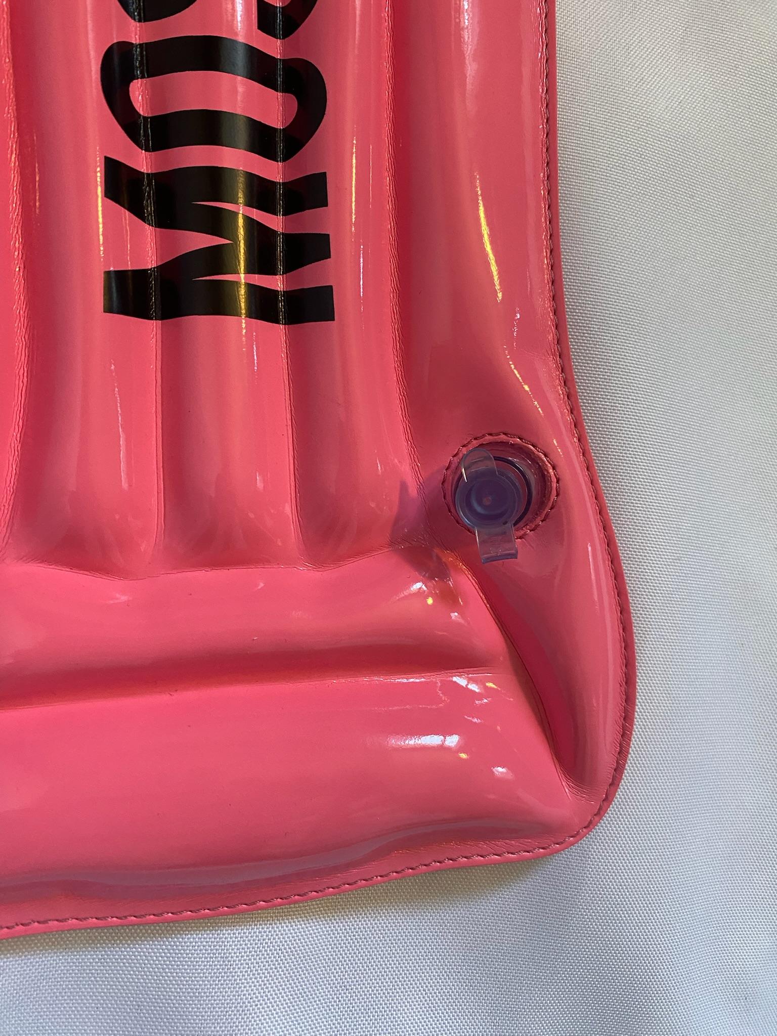 MOSCHINO Couture Jeremy Scott pochette rose matelassée inflatable en cuir verni, SS23 en vente 6
