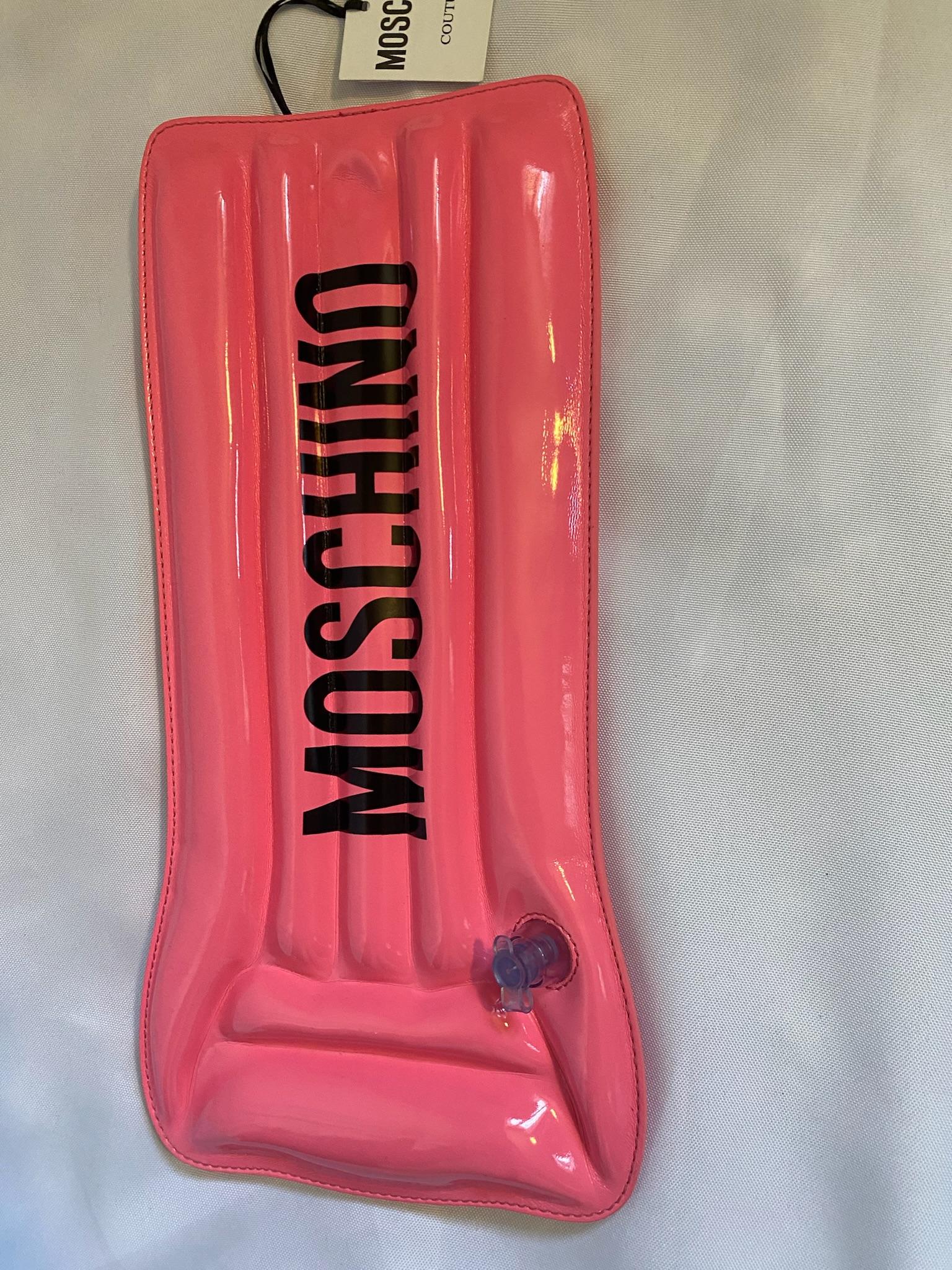 MOSCHINO Couture Jeremy Scott pochette rose matelassée inflatable en cuir verni, SS23 en vente 2