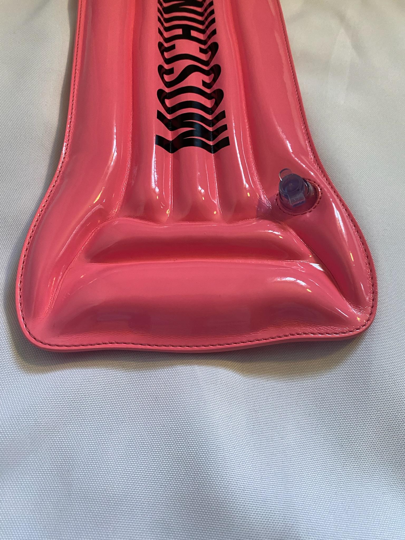 MOSCHINO Couture Jeremy Scott pochette rose matelassée inflatable en cuir verni, SS23 en vente 4