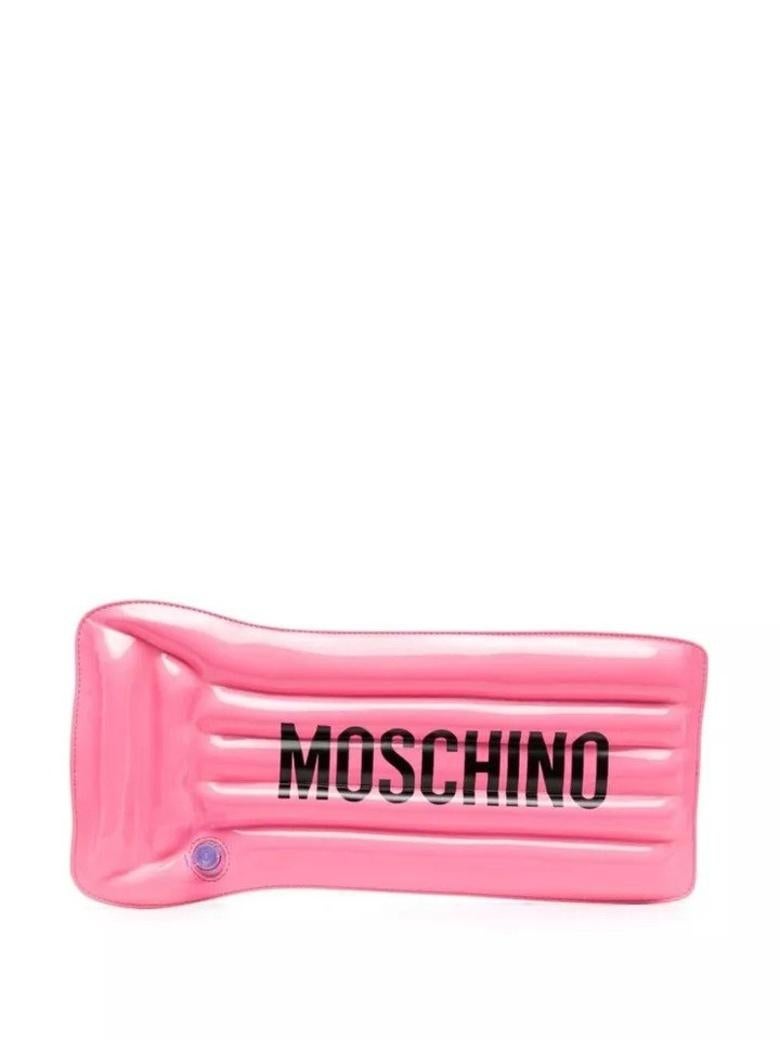 *Awesome Out Of  Article en stock!*

MOSCHINO COUTURE

Pochette en cuir verni pour matelas gonflable rose de Moschino

Collection S23 de Jeremy Scott



PDSF 795 $ + taxes !



SUPER MIGNON !

100% Authentique ! !!



Condit : Neuf avec étiquettes,