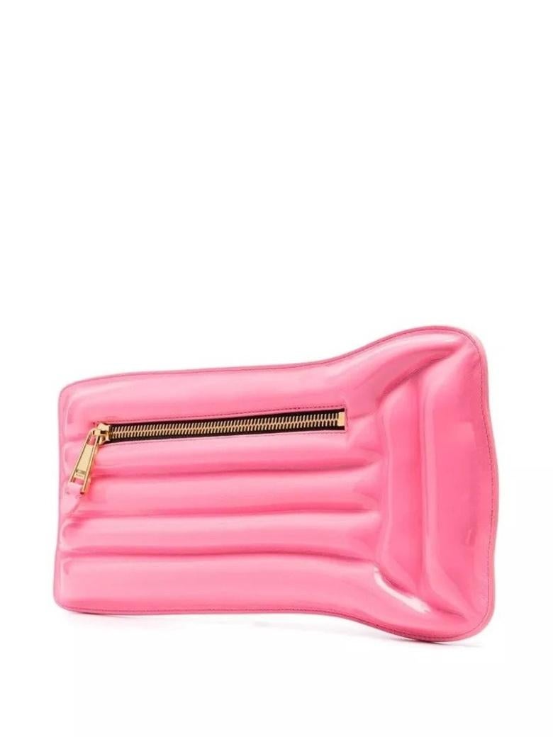 MOSCHINO Couture Jeremy Scott pochette rose matelassée inflatable en cuir verni, SS23 en vente 3