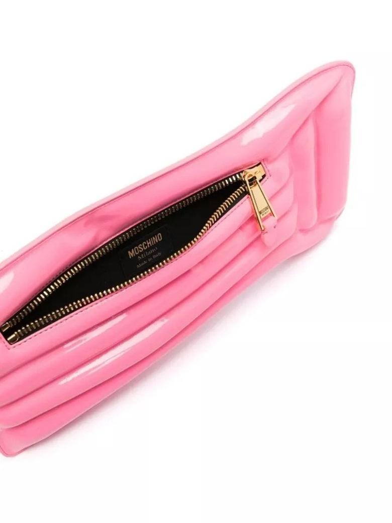 MOSCHINO Couture Jeremy Scott pochette rose matelassée inflatable en cuir verni, SS23 en vente 5