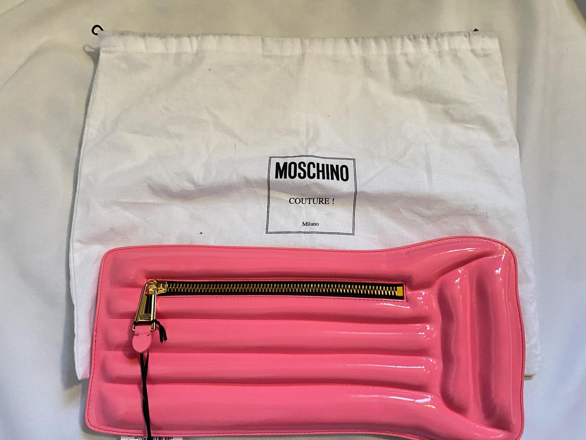 Rose MOSCHINO Couture Jeremy Scott pochette rose matelassée inflatable en cuir verni, SS23 en vente