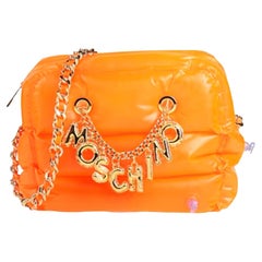 SS23 Moschino Couture Borsa a tracolla gonfiabile arancione con charm e catene con logo