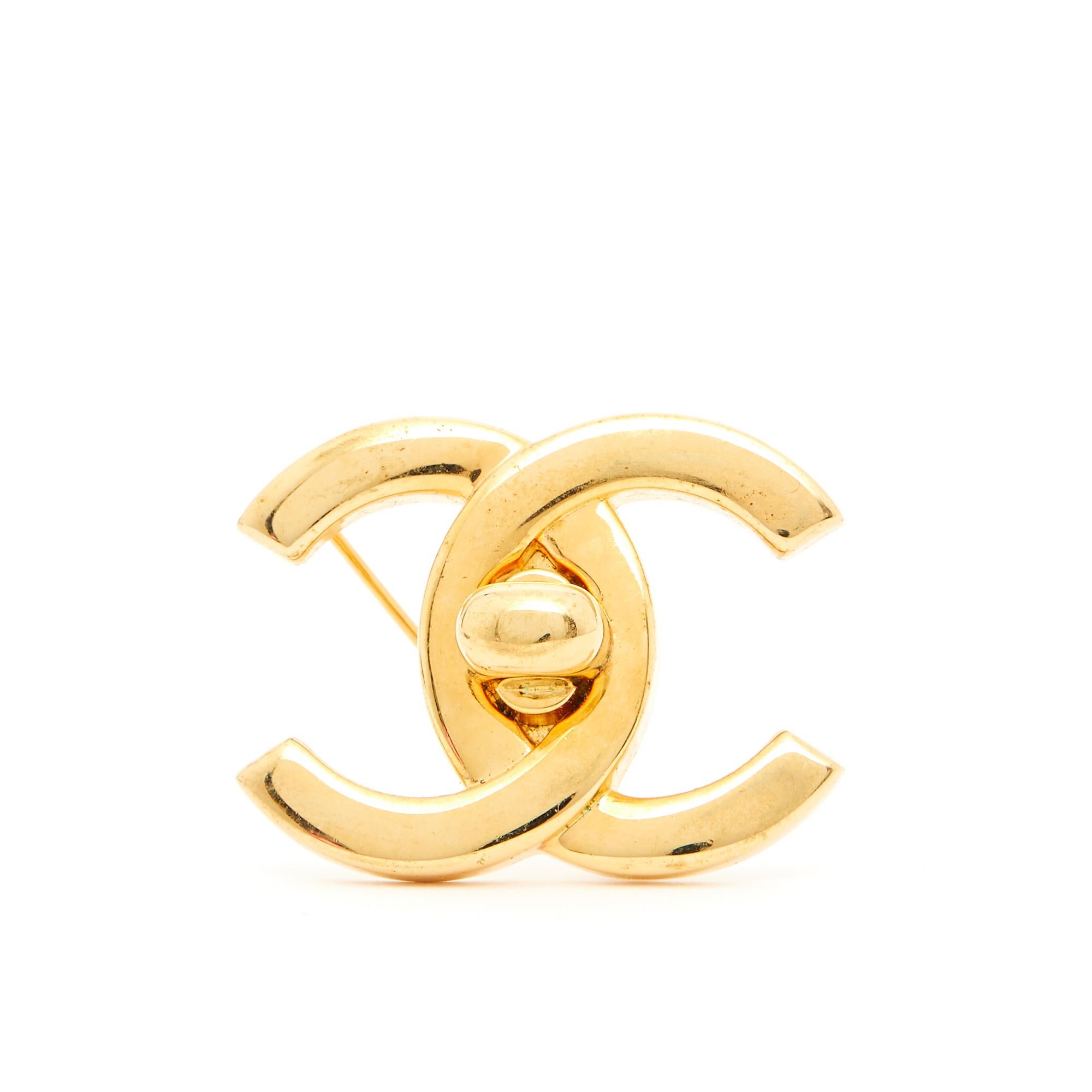 Women's or Men's SS96 Chanel Brooch Turnlock CC Golden For Sale