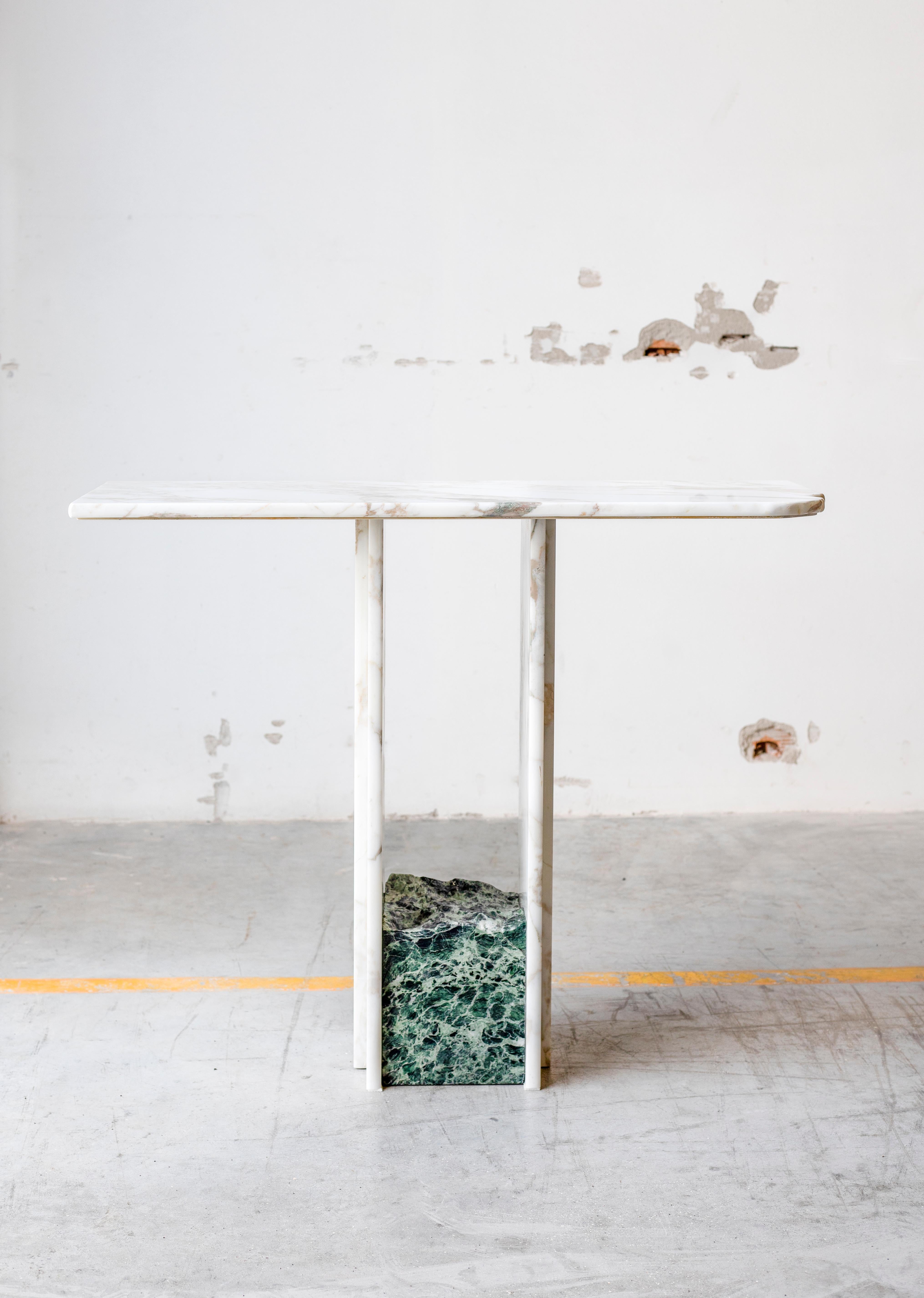 SSC103 console table by Stone Stackers
Dimensions: W 101.5 x D 40.5 x H 81 cm.
Materials: Calacatta Oro marble, Verde Alpi marble.
Marble Structure: Calacatta Oro
Marble Base: Verde Alpi
Weight: 72 kg

Original console with an elegant &
