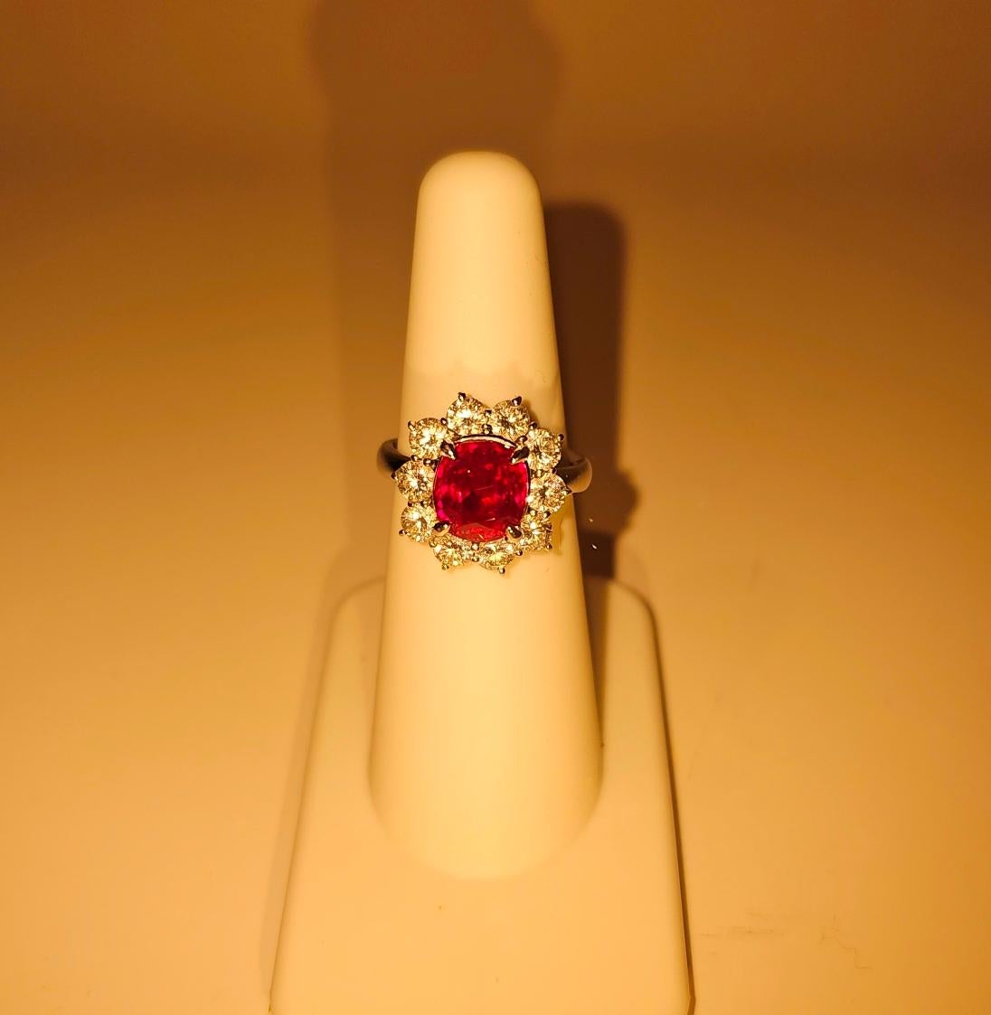 NOUVELLE bague en platine avec diamant rubis de Birmanie Mogok rouge pigeon non chauffé de 4,542 carats Neuf - En vente à Warren, NJ