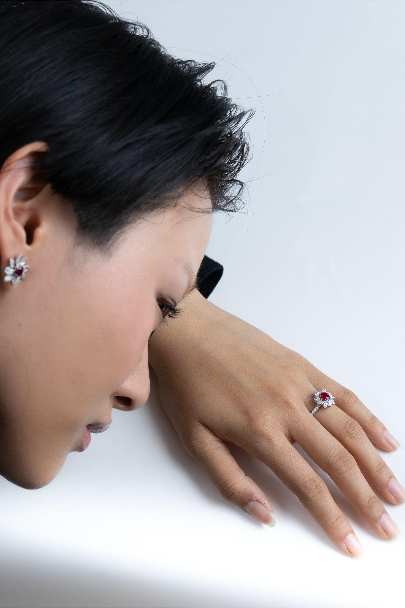 SSEF-zertifizierter 0,77 Karat Taubenblut-Ring aus burmesischem unbehandeltem Rubin und Diamant (Ovalschliff) im Angebot