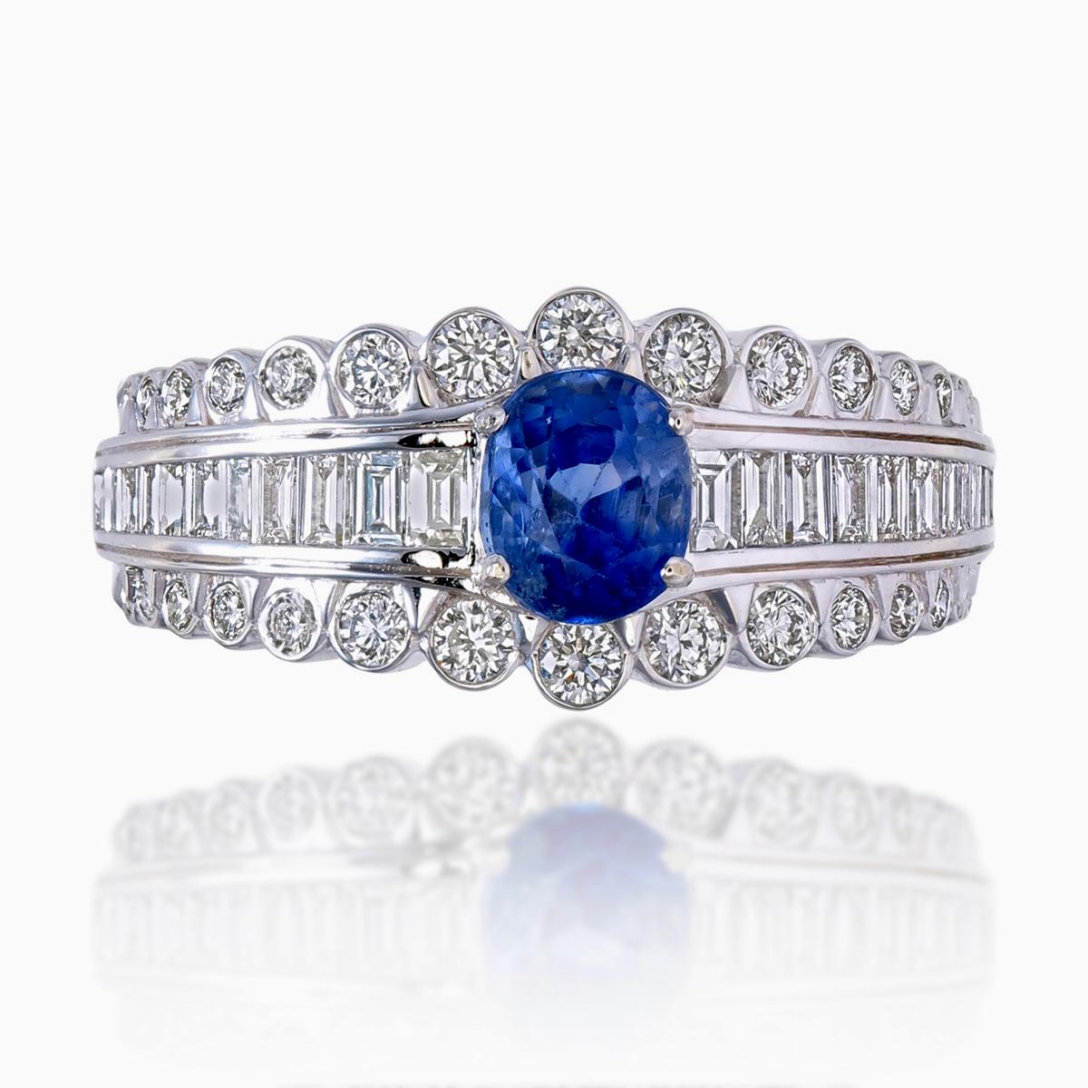 Cette bague de REWA est ornée d'un saphir bleu naturel non chauffé provenant du Cachemire et pesant 1,15 carat. Les saphirs du Cachemire comptent parmi les saphirs les plus rares et les plus recherchés en raison de leur origine, de leur