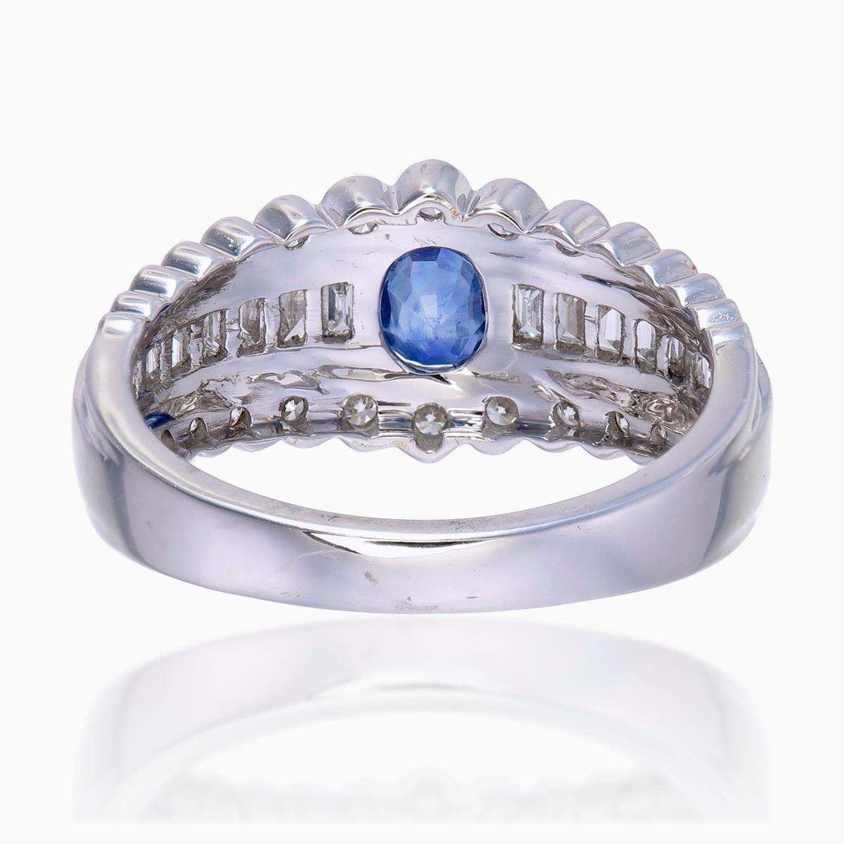 Taille ovale Bague en or 18 carats avec saphir bleu du Cachemire certifié SSEF de 1,15 carat et diamant sans chaleur en vente