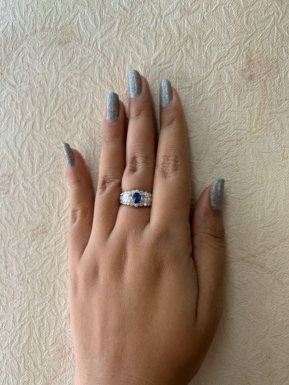 Bague en or 18 carats avec saphir bleu du Cachemire certifié SSEF de 1,15 carat et diamant sans chaleur Neuf - En vente à Bangkok, TH
