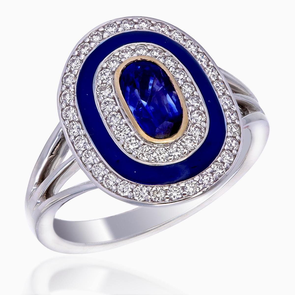 Dieser Ring von REWA trägt einen natürlichen, unerhitzten blauen Saphir aus Kaschmir mit einem Gewicht von 1,25 Karat. Kaschmir-Saphire gehören zu den seltensten und begehrtesten Saphiren aufgrund ihrer Herkunft, ihres begrenzten Angebots und ihrer