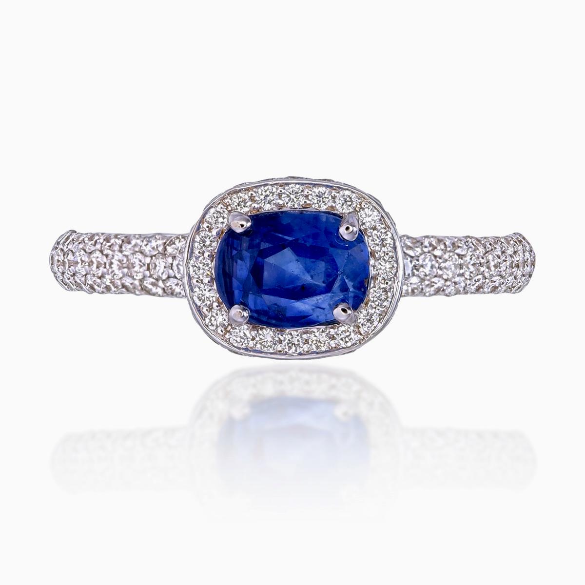 Dieser Ring von REWA trägt einen natürlichen, unerhitzten blauen Saphir aus Kaschmir mit einem Gewicht von 1,44 Karat. Kaschmir-Saphire gehören zu den seltensten und begehrtesten Saphiren aufgrund ihrer Herkunft, ihres begrenzten Angebots und ihrer