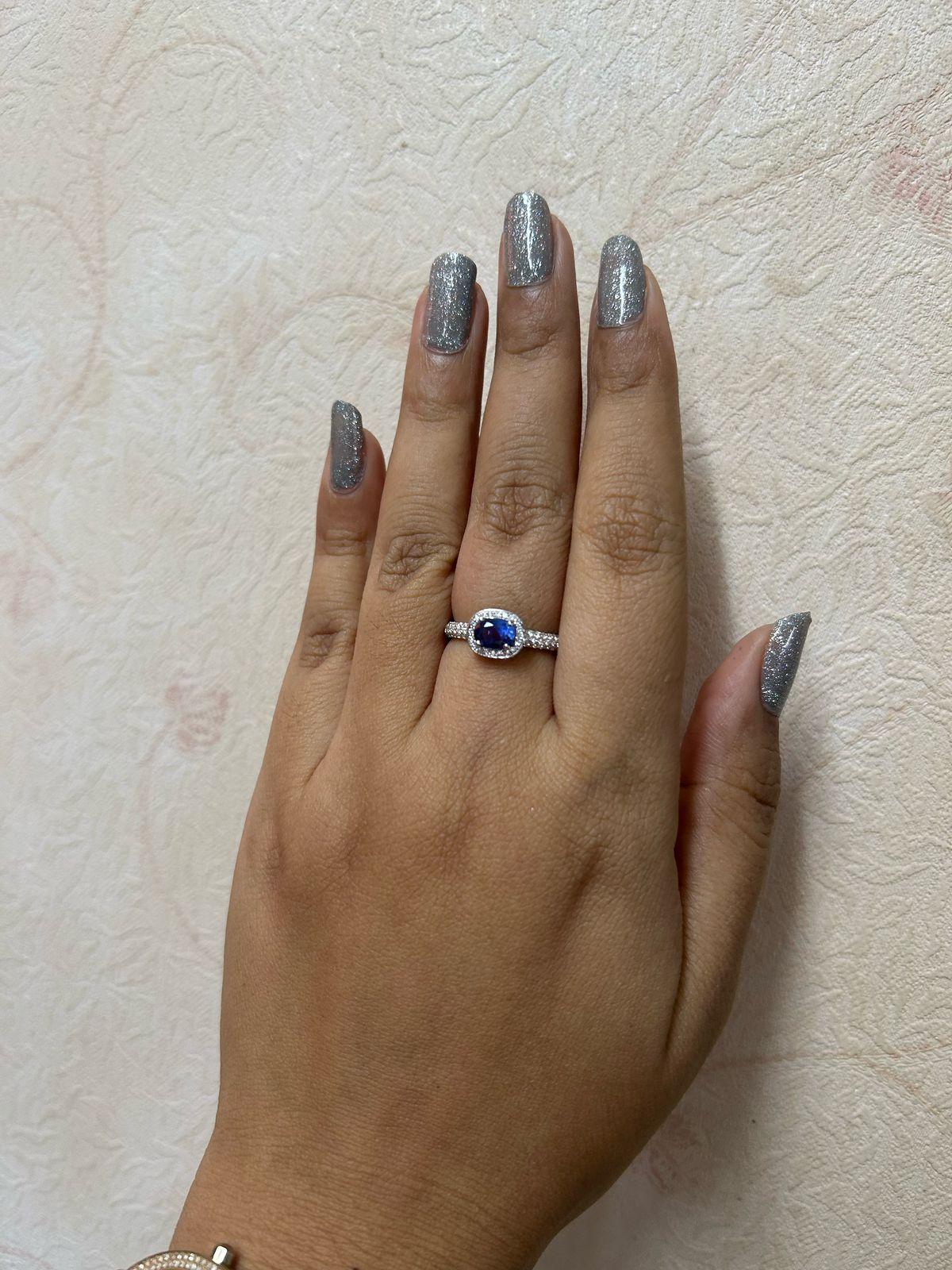 SSEF-zertifizierter 1,44 Karat Kaschmirblauer Saphir ohne Hitze Diamantring aus 18 Karat Gold im Zustand „Neu“ im Angebot in Bangkok, TH