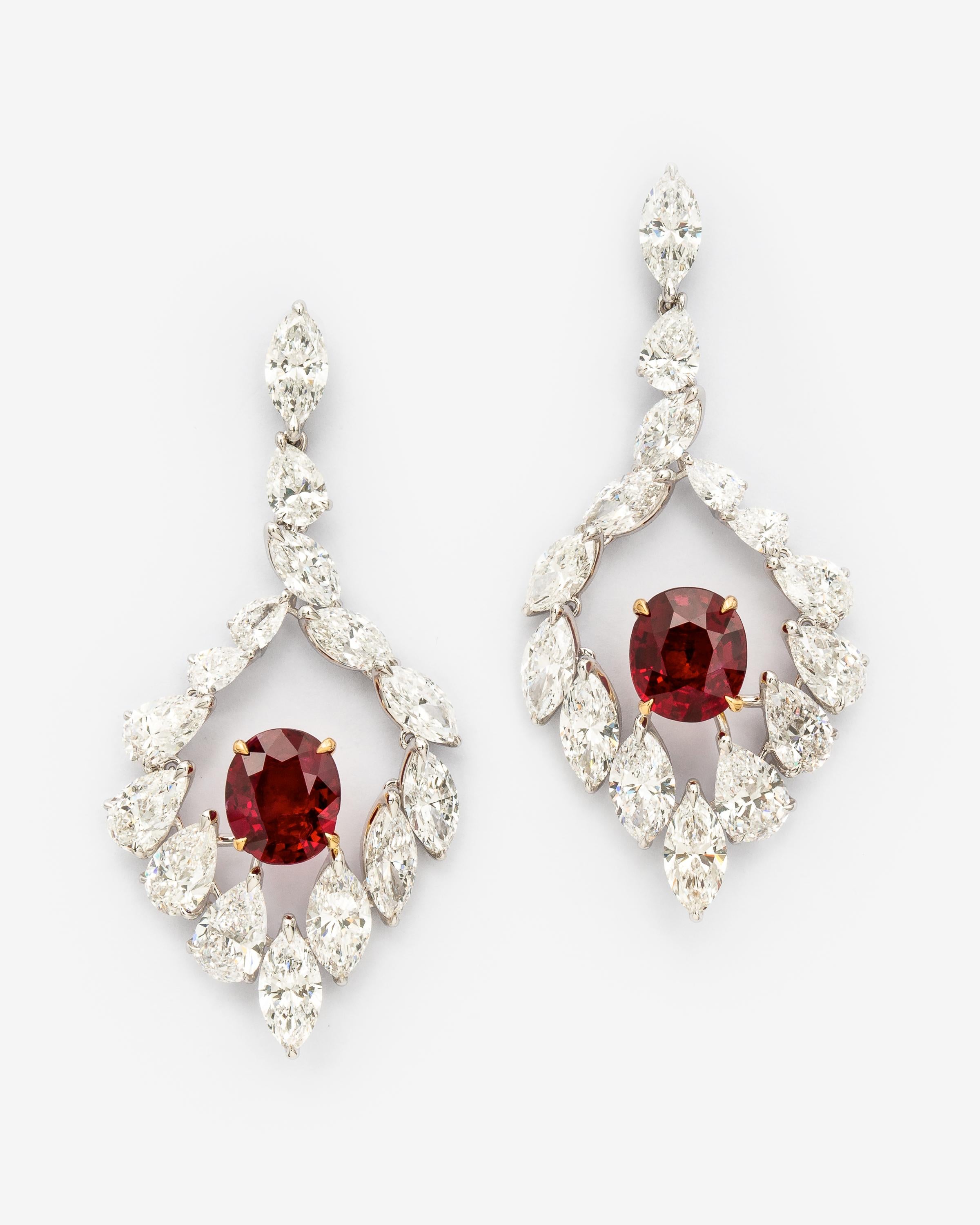 Sensationelle Diamantohrringe mit einem passenden Paar No-Heat-Burma-Blutrubin-Ohrringe - ein 2,358-Karat- und ein 2,704-Karat-Rubin im Ovalschliff, zertifiziert mit SSEF (Report #100915). Beide Rubine sind in 18K Gelbgold gefasst. Die Rubine sind