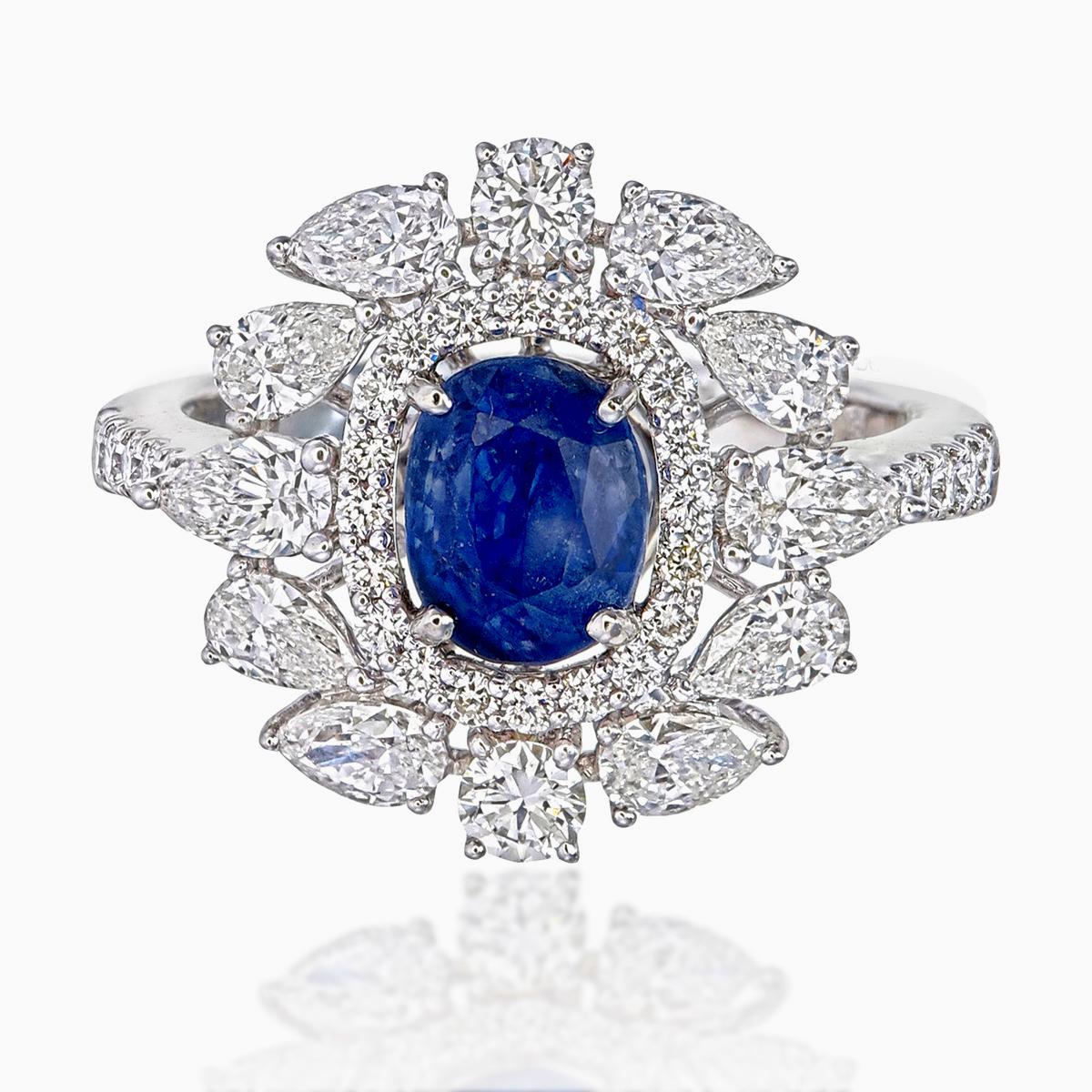 Cette bague de REWA est ornée d'un saphir bleu naturel non chauffé provenant du Cachemire et pesant 2,09 carats. Les saphirs du Cachemire comptent parmi les saphirs les plus rares et les plus recherchés en raison de leur origine, de leur