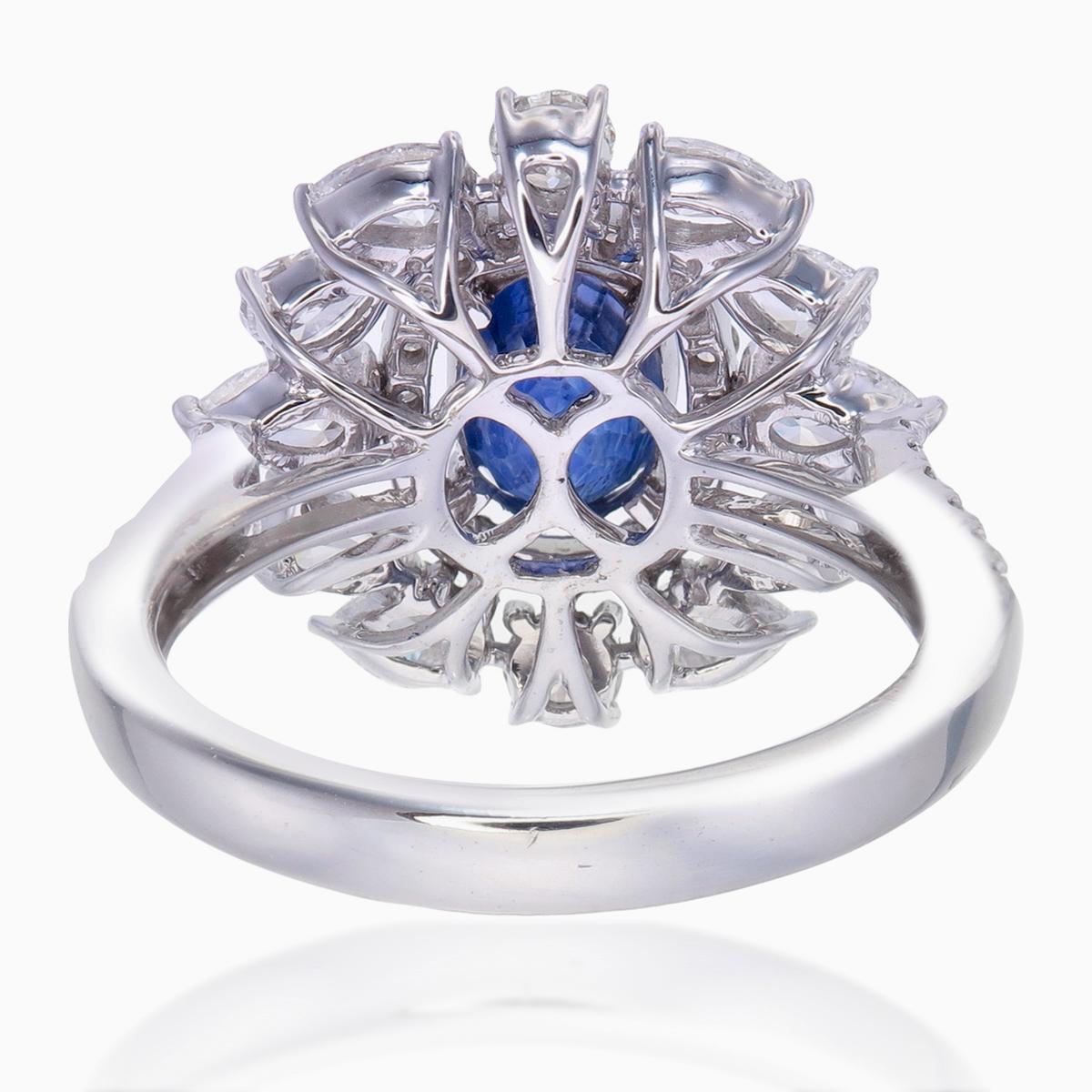 Taille ovale Bague en or 18 carats avec saphir bleu du Cachemire certifié SSEF de 2,09 carats, sans chaleur en vente