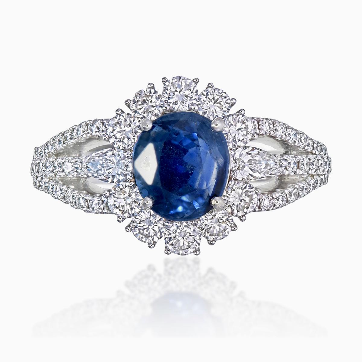 Cette bague de REWA est ornée d'un saphir bleu naturel non chauffé provenant du Cachemire et pesant 2,22 carats. Les saphirs du Cachemire comptent parmi les saphirs les plus rares et les plus recherchés en raison de leur origine, de leur