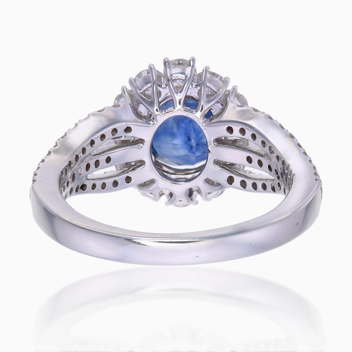 Taille ovale Bague en or 18 carats avec saphir bleu du Cachemire certifié SSEF de 2,22 carats, sans chaleur en vente