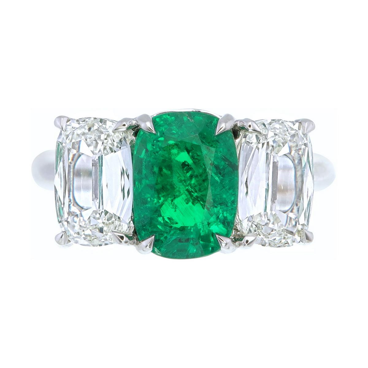 Dieser elegante Ring ist mit einem SSEF-zertifizierten, ölfreien kolumbianischen Smaragd von 2,27 Karat besetzt, der fachmännisch in eine Kissenform geschliffen wurde. Die natürliche Schönheit dieses Smaragds, der für seine unglaubliche, leuchtend