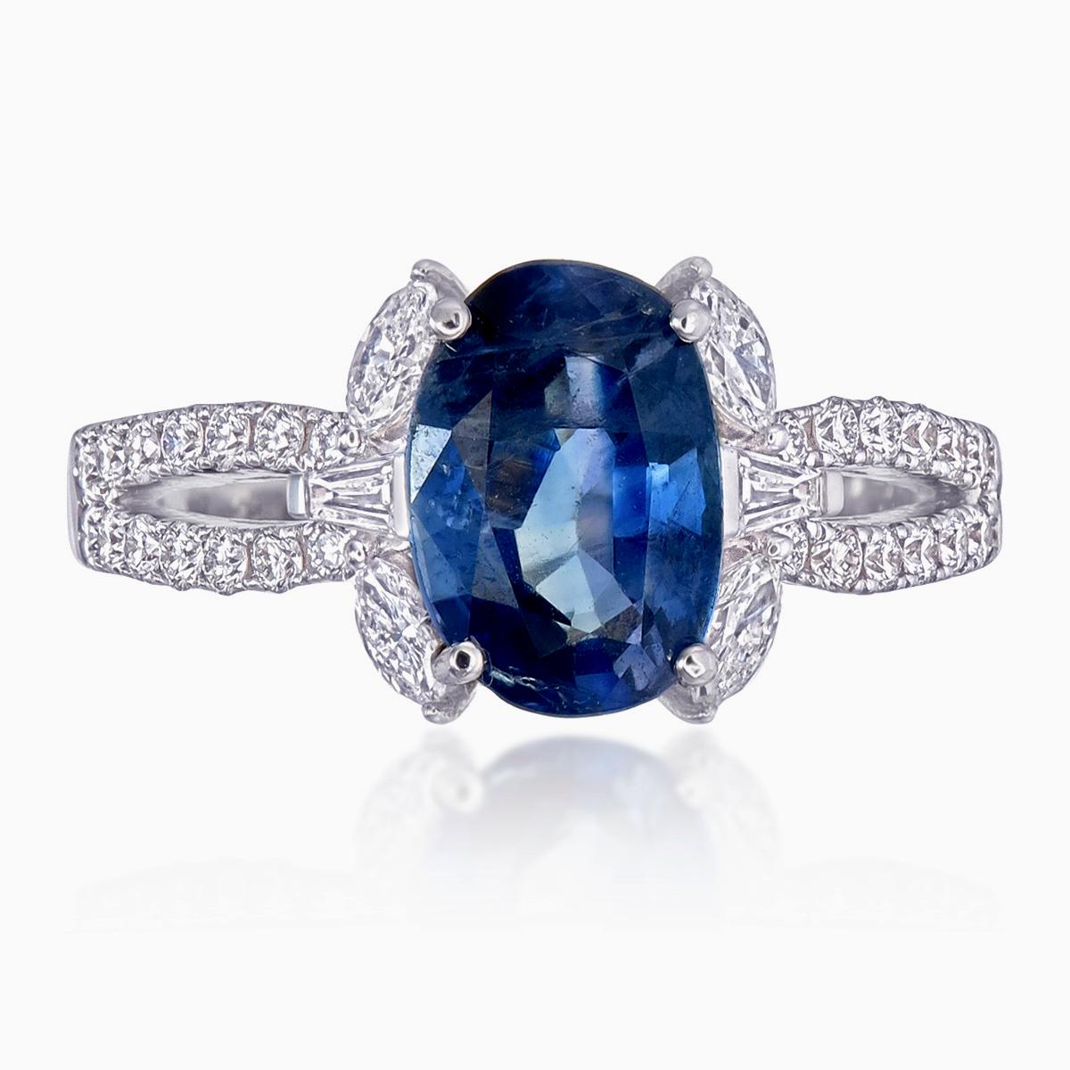 Cette bague de REWA est ornée d'un saphir bleu naturel non chauffé provenant du Cachemire et pesant 2,51 carats. Les saphirs du Cachemire comptent parmi les saphirs les plus rares et les plus recherchés en raison de leur origine, de leur
