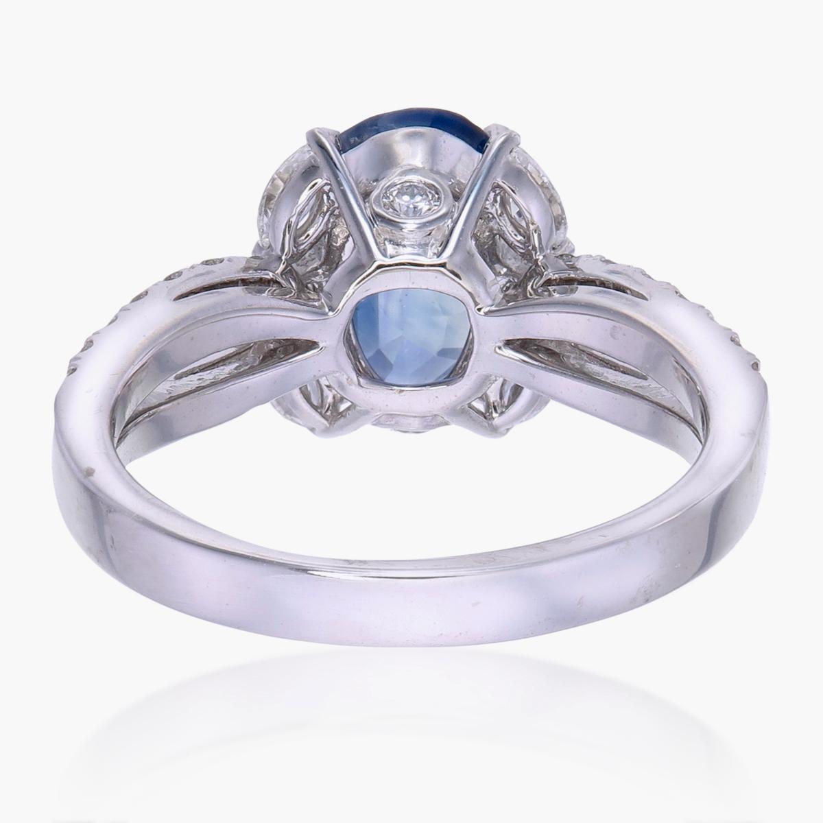 Taille ovale Bague en or 18 carats avec saphir bleu du Cachemire certifié SSEF de 2,51 carats, sans chaleur en vente