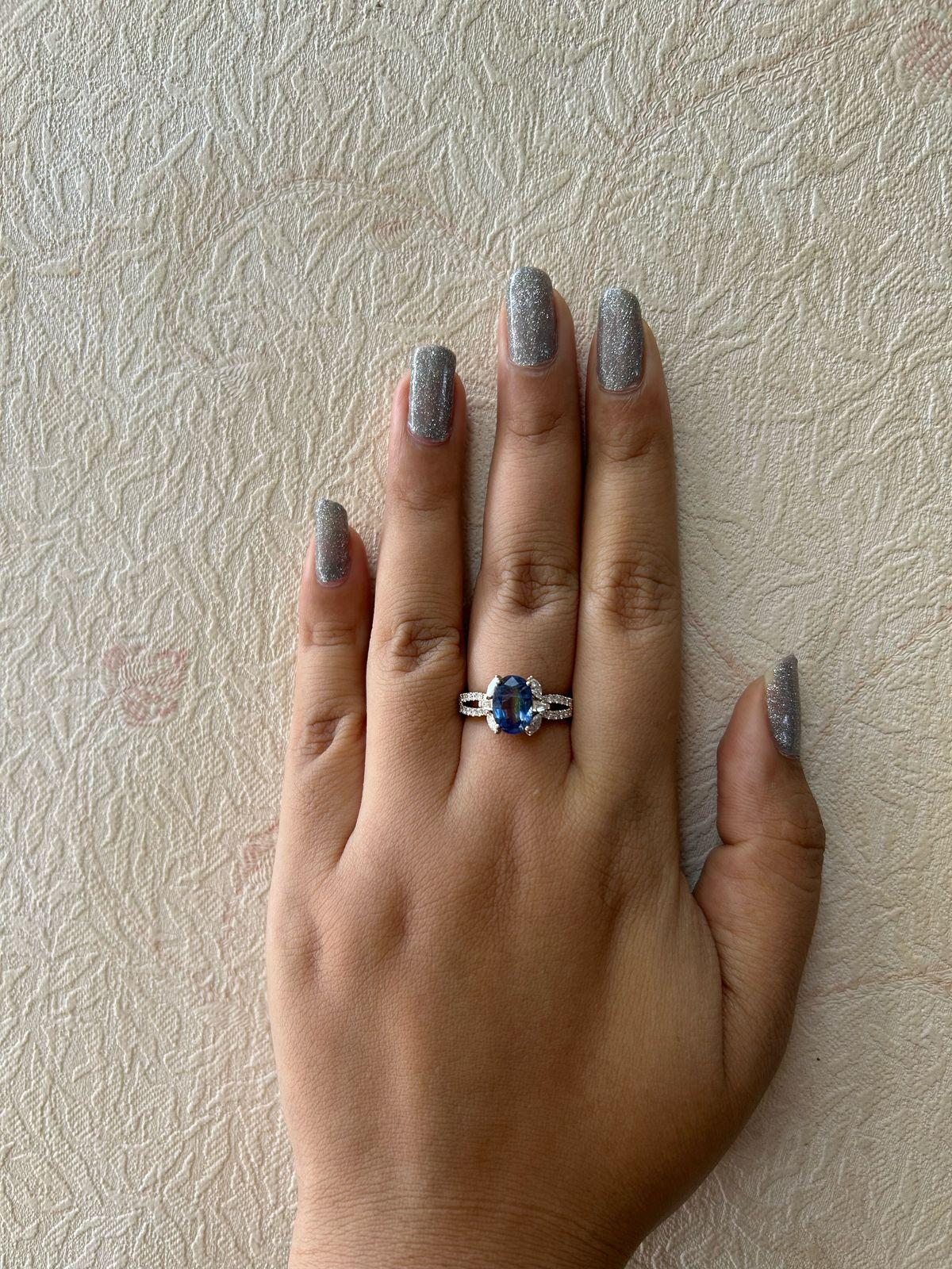 Bague en or 18 carats avec saphir bleu du Cachemire certifié SSEF de 2,51 carats, sans chaleur Neuf - En vente à Bangkok, TH