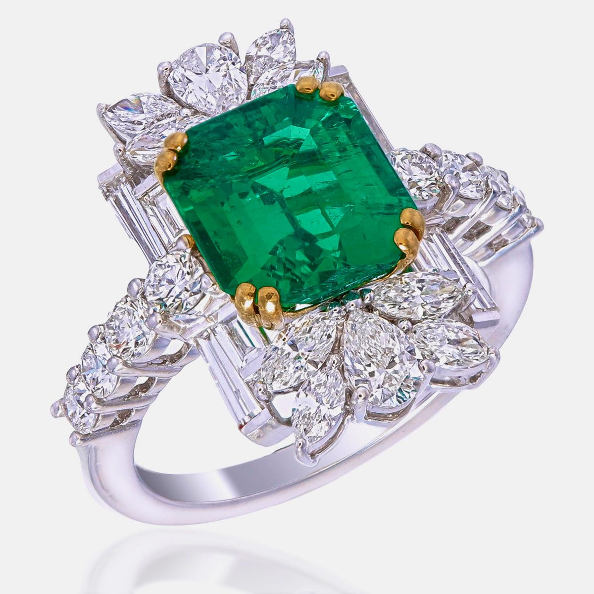 Dieser Ring von REWA ist mit einem 2,86 Karat schweren, natürlichen Smaragd aus Kolumbien besetzt, der vom SSEF zertifiziert wurde (Bericht Nr.: 132006). Dieser Edelstein wurde nicht mit Öl behandelt - ein seltenes Merkmal selbst bei kolumbianischen