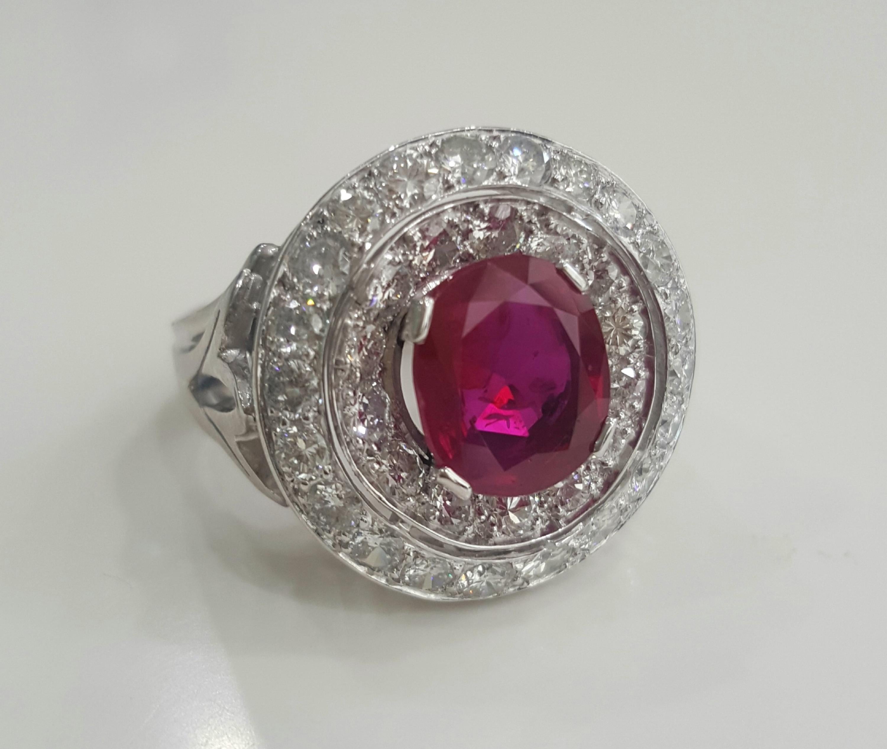 SSEF-zertifizierter 3,20 Karat ovaler lila-roter Rubin Burma ohne Hitze und Diamantring im Zustand „Neu“ im Angebot in New York, NY