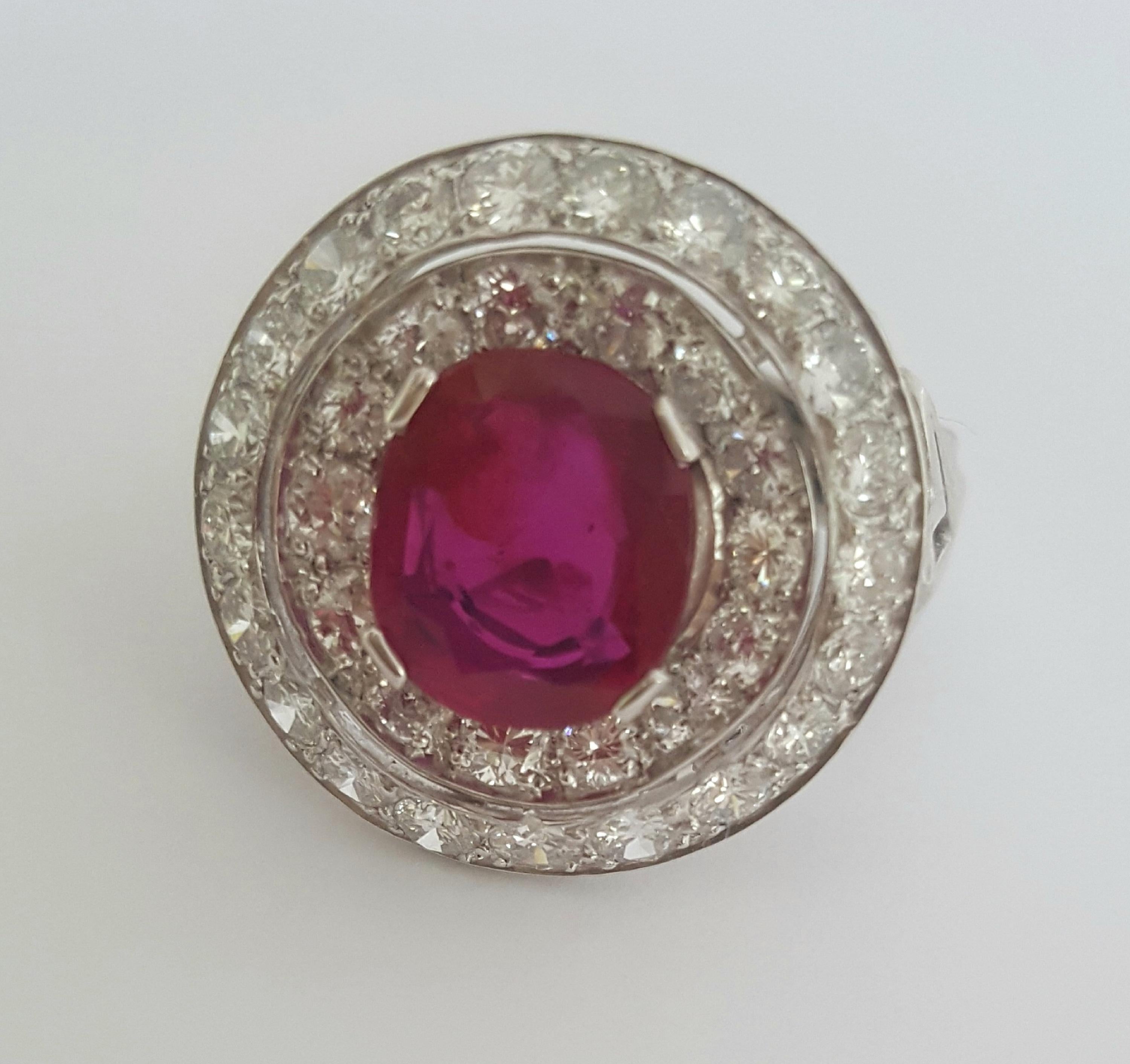 SSEF-zertifizierter 3,20 Karat ovaler lila-roter Rubin Burma ohne Hitze und Diamantring für Damen oder Herren im Angebot