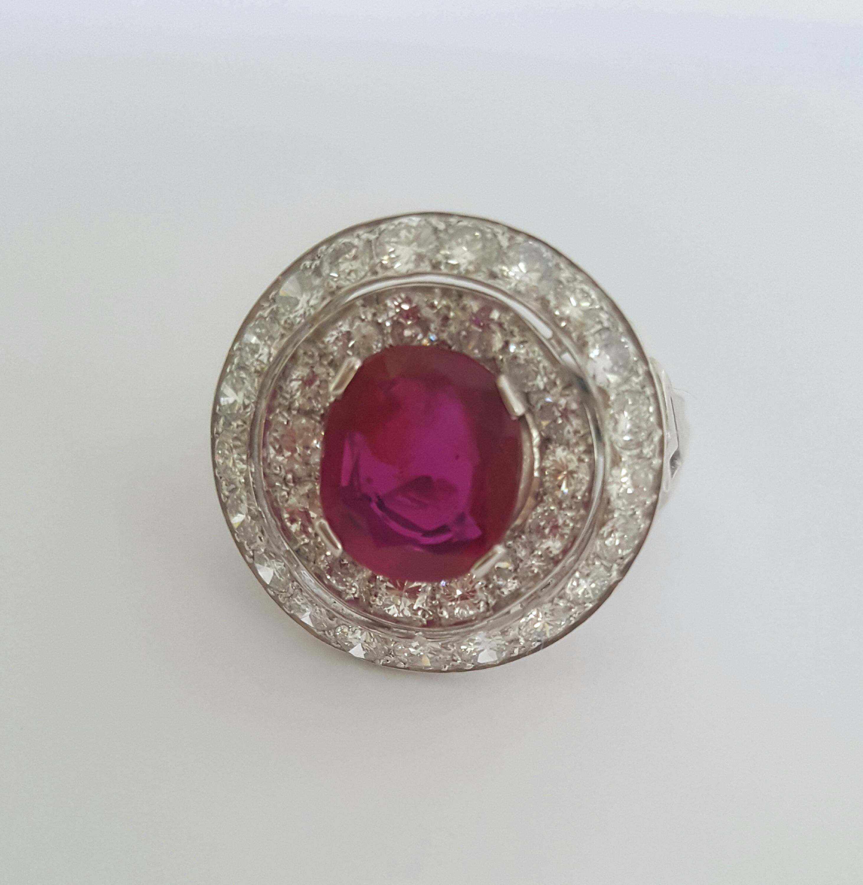 SSEF-zertifizierter 3,20 Karat ovaler lila-roter Rubin Burma ohne Hitze und Diamantring im Angebot 1