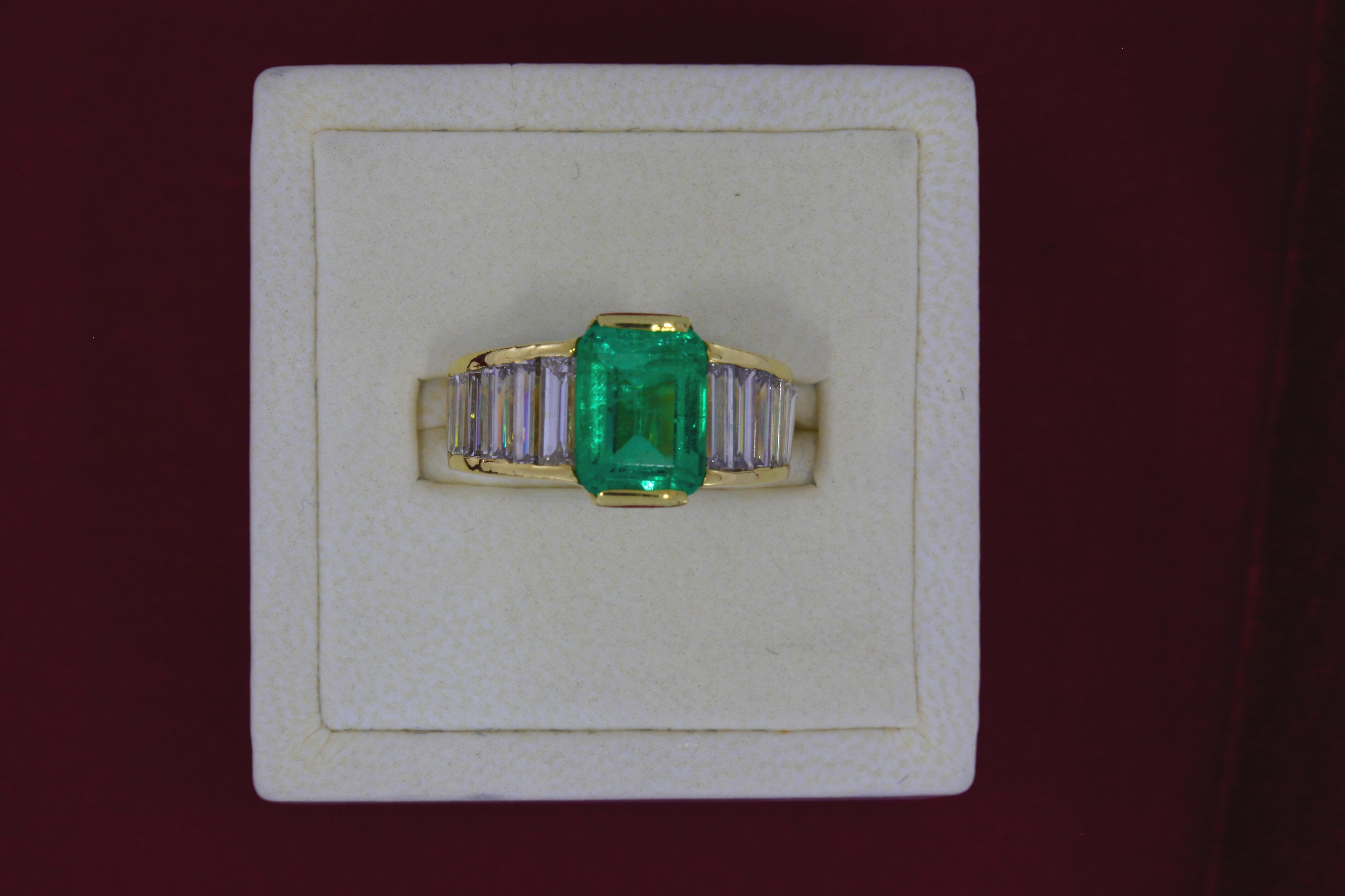 SSEF Certified 3.22 Carat Colombian Emerald and Diamond Ring In Good Condition For Sale In New York, NY