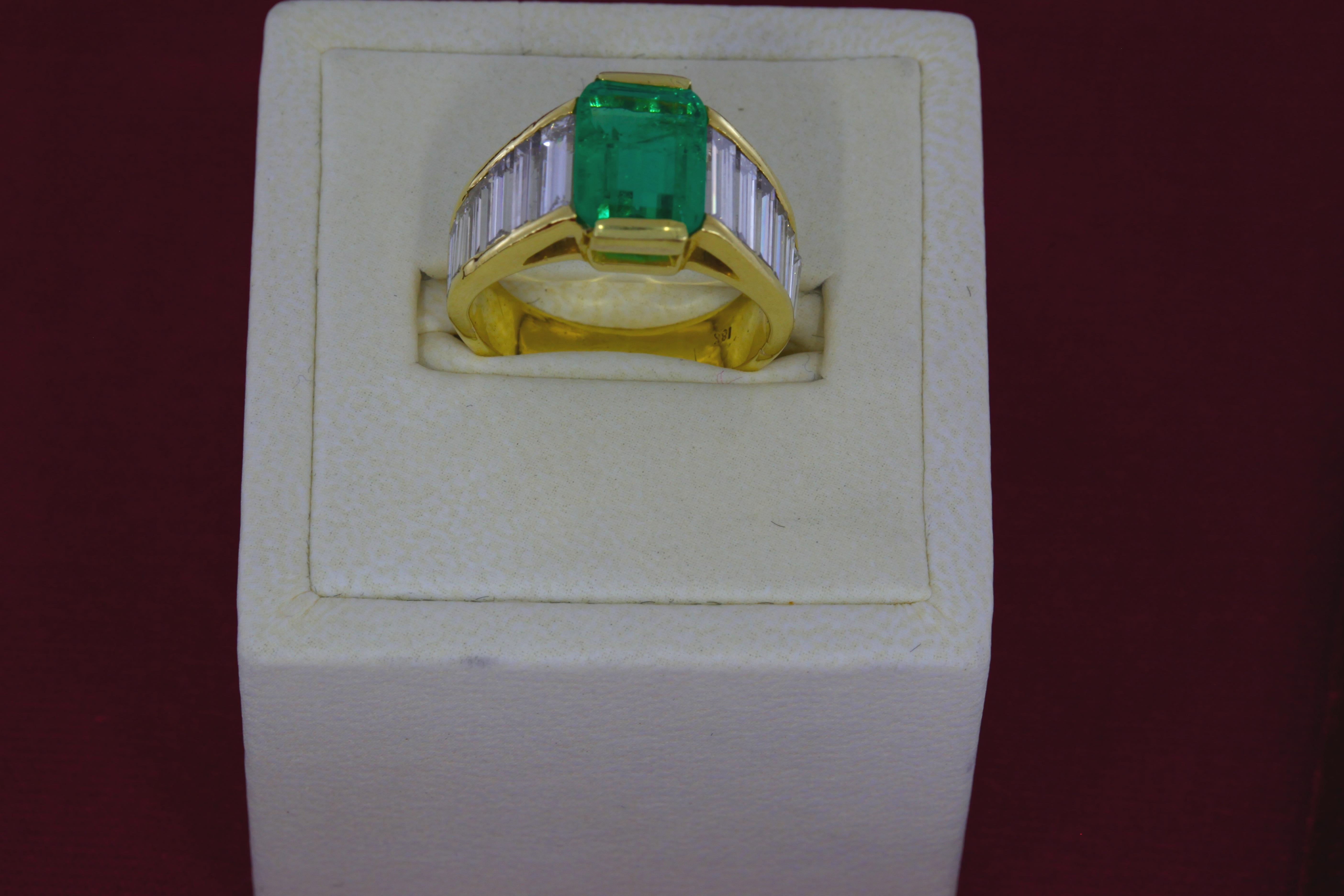 Women's or Men's SSEF Certified 3.22 Carat Colombian Emerald and Diamond Ring For Sale