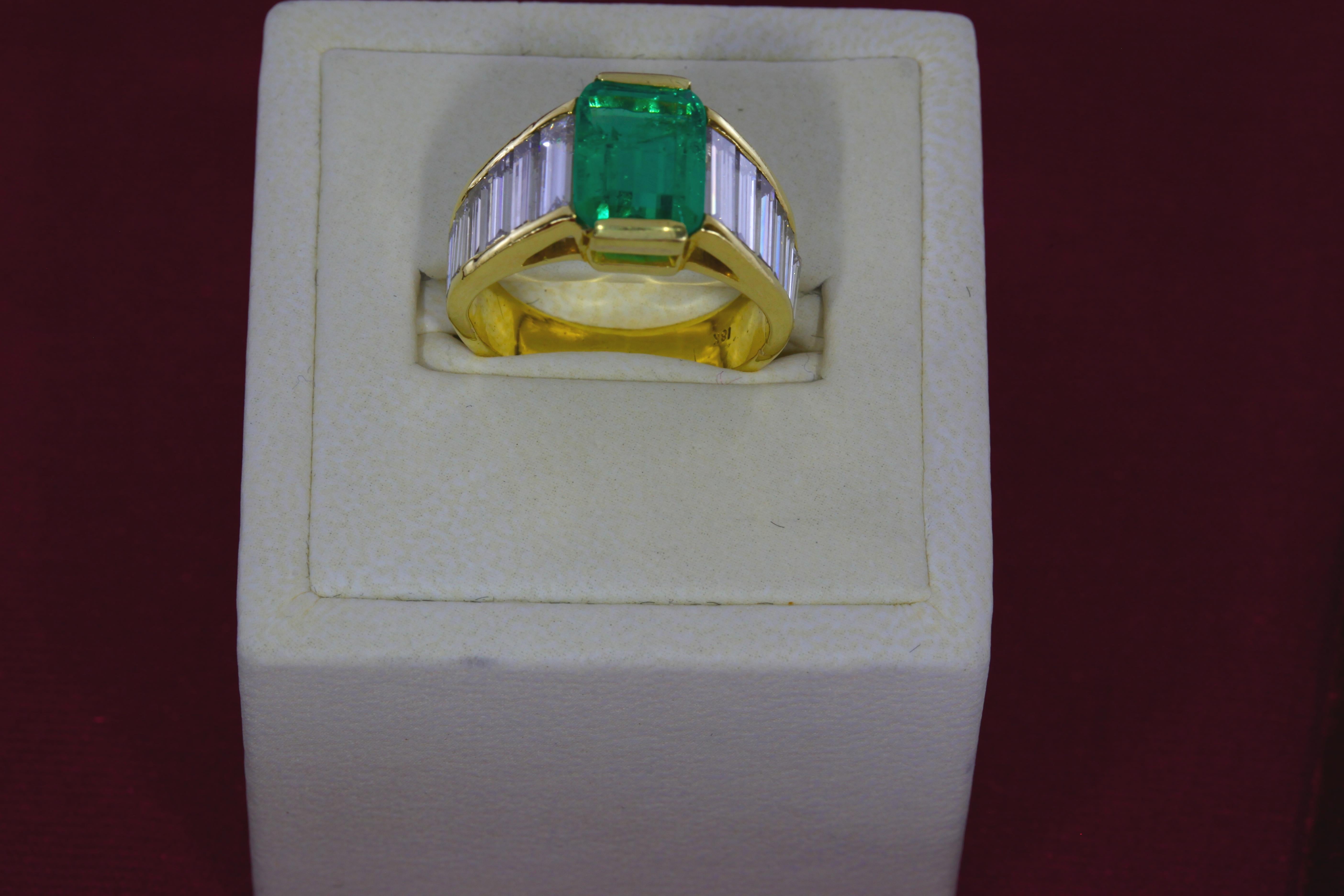 SSEF Certified 3.22 Carat Colombian Emerald and Diamond Ring For Sale 1