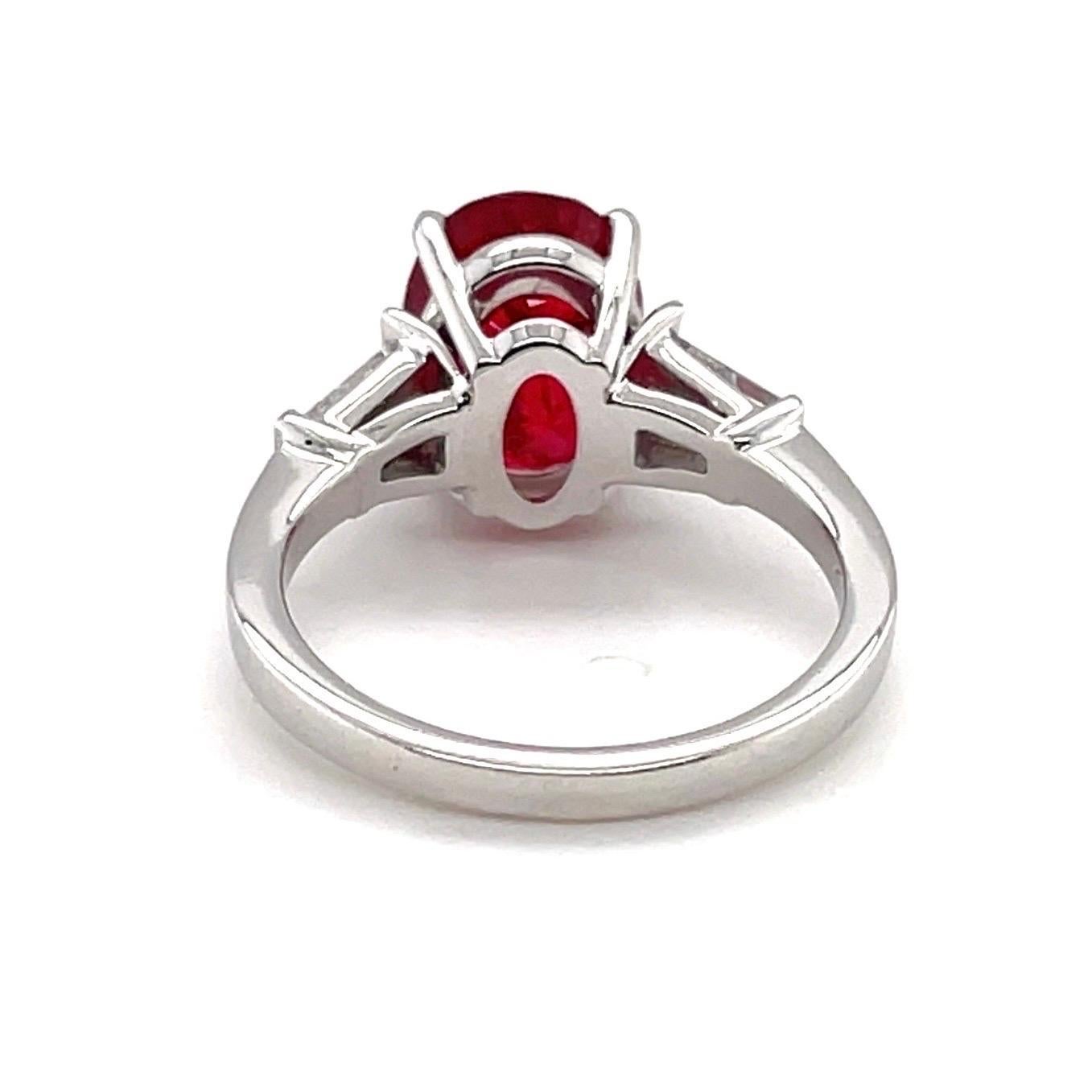 Contemporary SSEF Certified 3.39 Carats Red Burma Spinel and Diamond 18 Karat White Gold Ring For Sale
