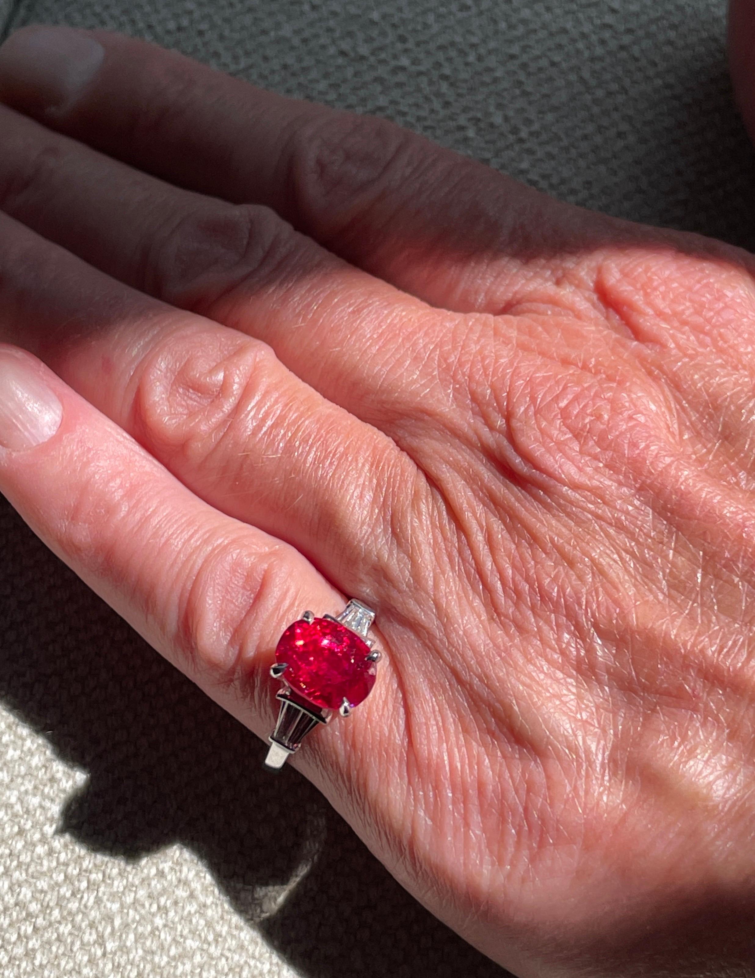 SSEF Certified 3.39 Carats Red Burma Spinel and Diamond 18 Karat White Gold Ring In Excellent Condition For Sale In Zurich, CH