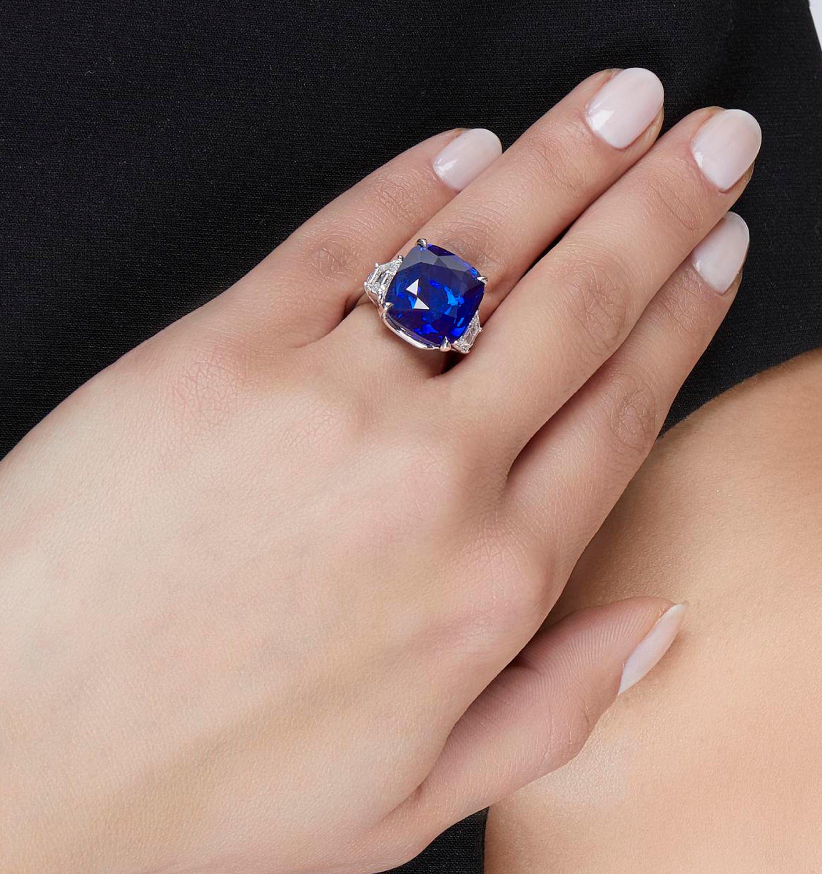 SSEF Certified 4 Carat Cushion Vivid Blue No Heat Kashmir Sapphire Ring In New Condition For Sale In Rome, IT