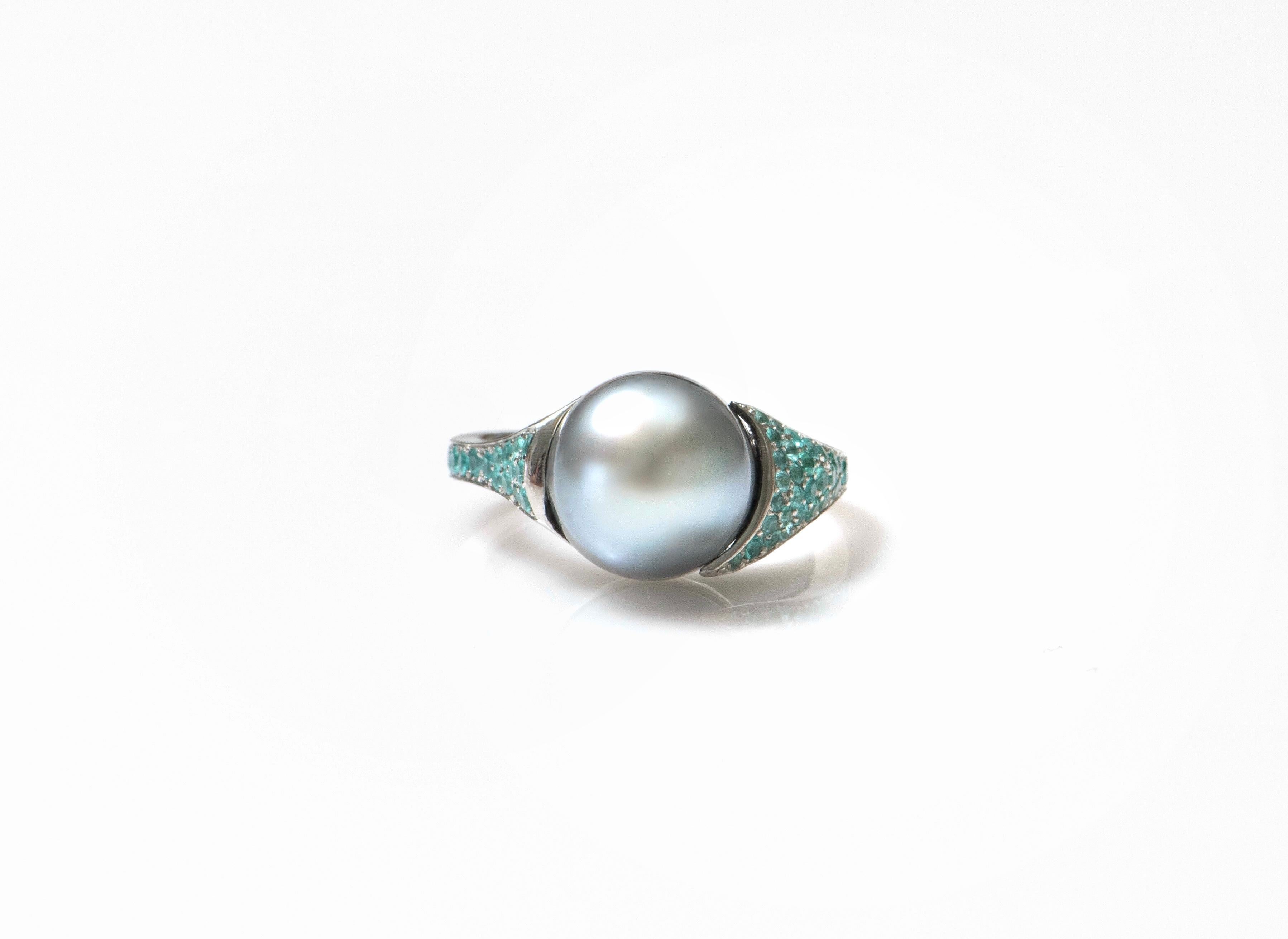Dieser atemberaubende Ring mit asymmetrischem Design präsentiert eine SSEF-zertifizierte hellgraue Naturperle von 8,198 Karat, die elegant in 18 Karat Weißgold gefasst ist. Die einzigartige Struktur wird durch eine kaskadenförmige Anordnung