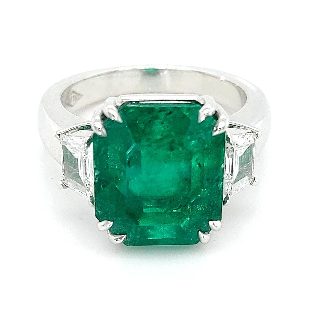 Contemporary 18kt white gold Cocktail Ring 8.267ct Emerald, 2.84ct Diamond,  SSEF Certified For Sale