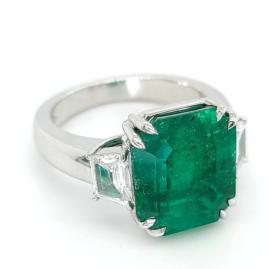 Emerald Cut 18kt white gold Cocktail Ring 8.267ct Emerald, 2.84ct Diamond,  SSEF Certified For Sale