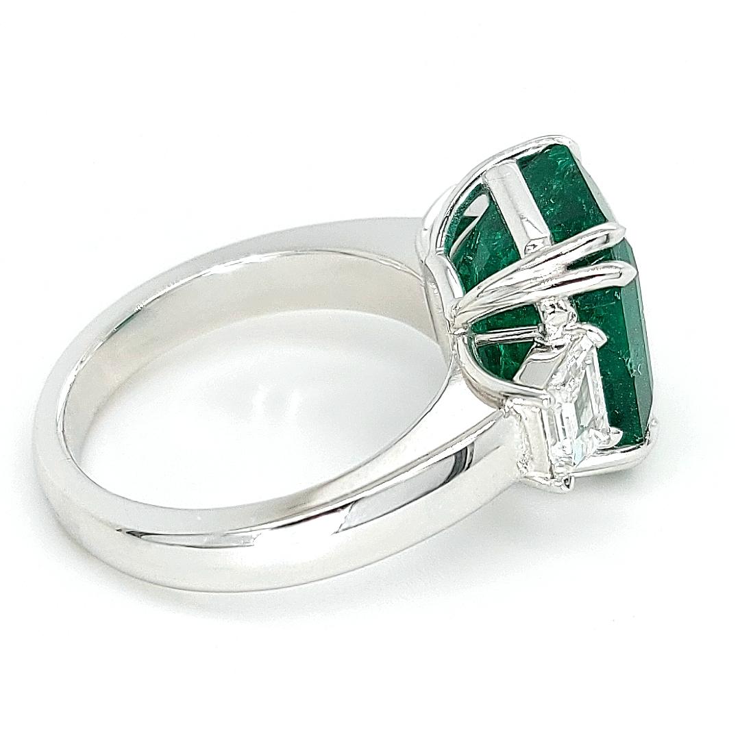18kt white gold Cocktail Ring 8.267ct Emerald, 2.84ct Diamond,  SSEF Certified In New Condition For Sale In Antwerp, BE