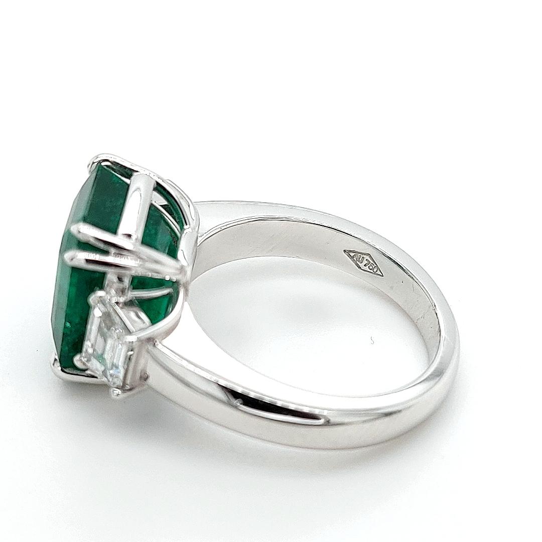 Women's 18kt white gold Cocktail Ring 8.267ct Emerald, 2.84ct Diamond,  SSEF Certified For Sale