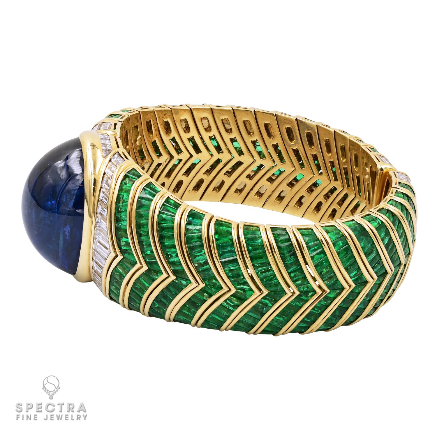 Voici l'exquis bracelet Bulgari de 1993, un véritable chef-d'œuvre d'artisanat et d'élégance. Cette pièce intemporelle est ornée d'un saphir cabochon d'un poids impressionnant de 89,72 carats (estampillé au dos). Certifié par la SSEF, le saphir