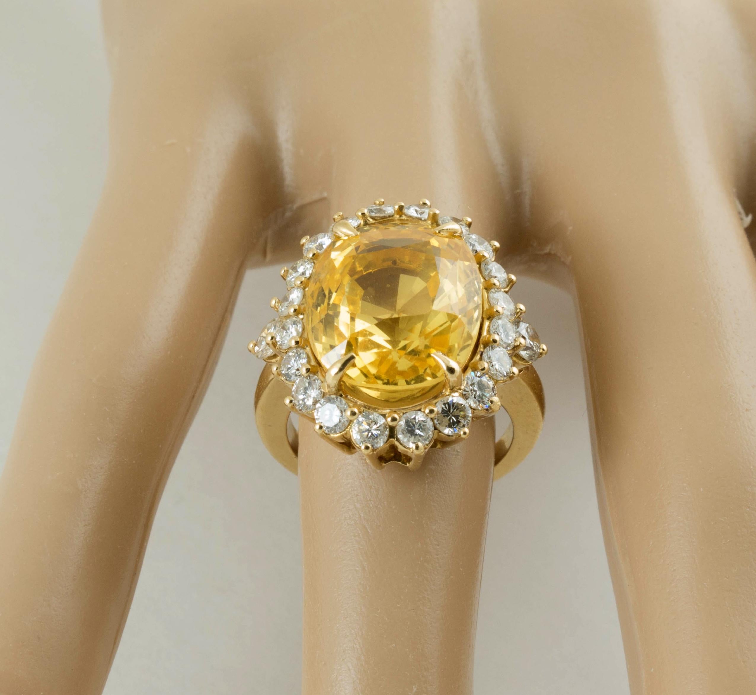 SSEF Certified Natural No Heat Yellow Sapphire Diamond Ring In Good Condition For Sale In Austin, TX