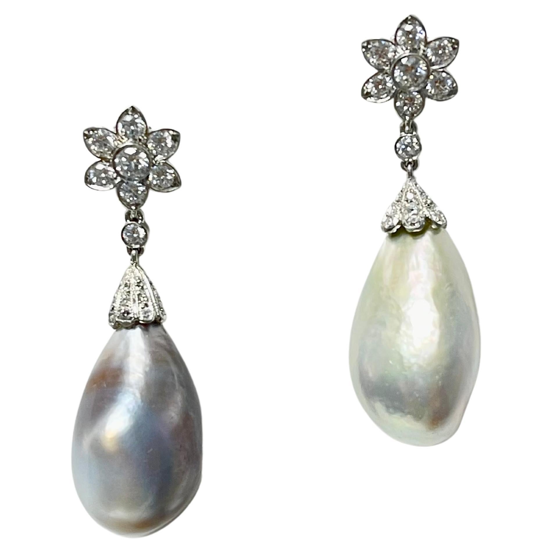 Boucles d'oreilles style Tiffany en perles naturelles certifiées ESSF et diamants, réalisées à la main en platine. 

Les détails sont les suivants : 
Perle blanche : 18.51 carats  (21 mm de long)
Perle grise : 18.32 carats ( 21mm de long ) 
Métal :